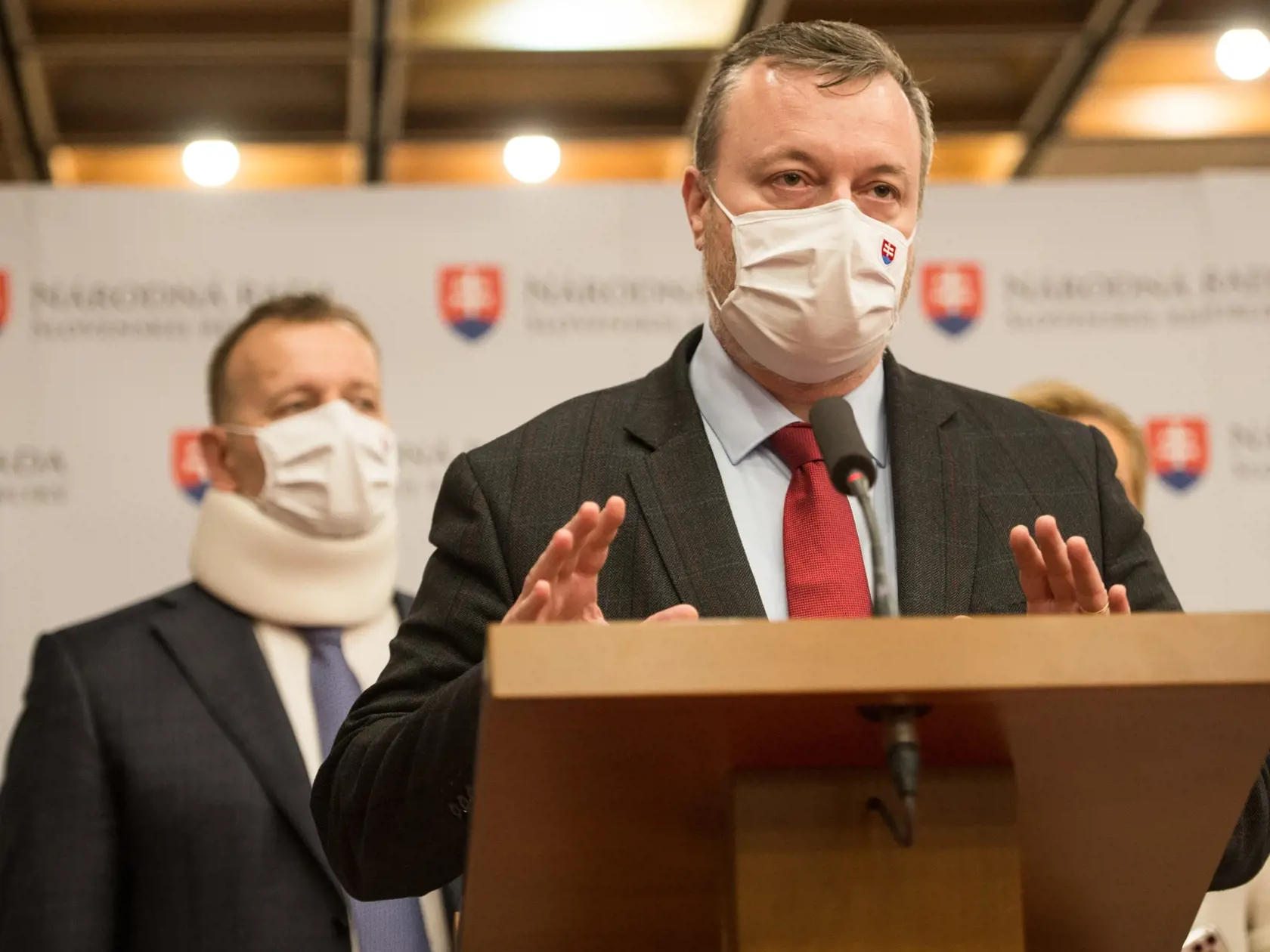 Na snímke vľavo v pozadí predseda NR SR Boris Kollár a v popredí minister práce, sociálnych vecí a rodiny SR Milan Krajniak (Sme rodina) počas brífingu s novinármi na tému: Zrušenie doplatkov za lieky 5. februára 2021 v Bratislave. FOTO TASR - Martin Baumann