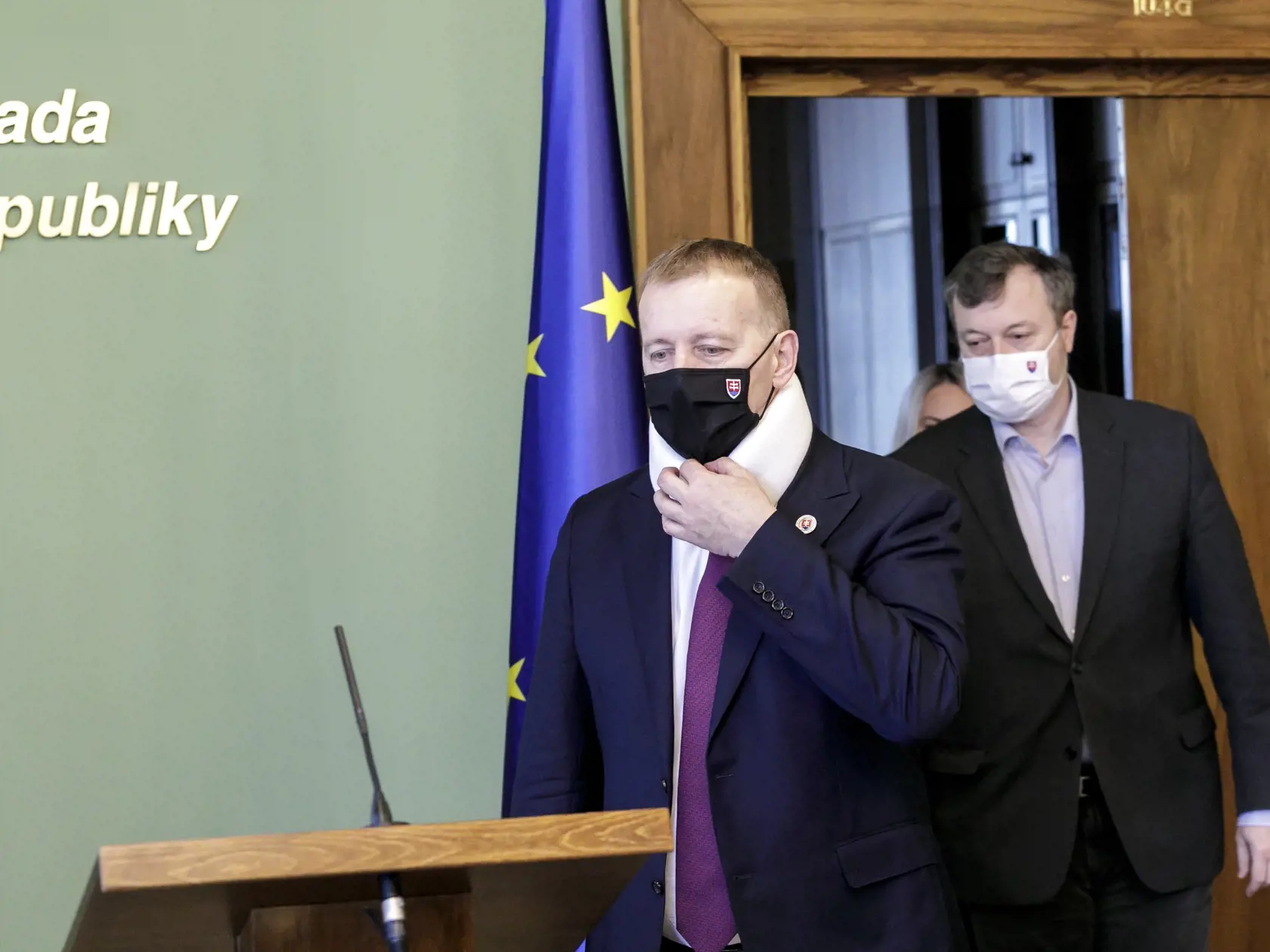 Na snímke zľava predseda NR SR Boris Kollár a minister práce, sociálnych vecí a rodiny SR Milan Krajniak (obaja Sme rodina) počas mimoriadneho vyhlásenia k aktuálnej situácii v koalícii v Bratislave 3. marca 2021. FOTO TASR - Dano Veselský
