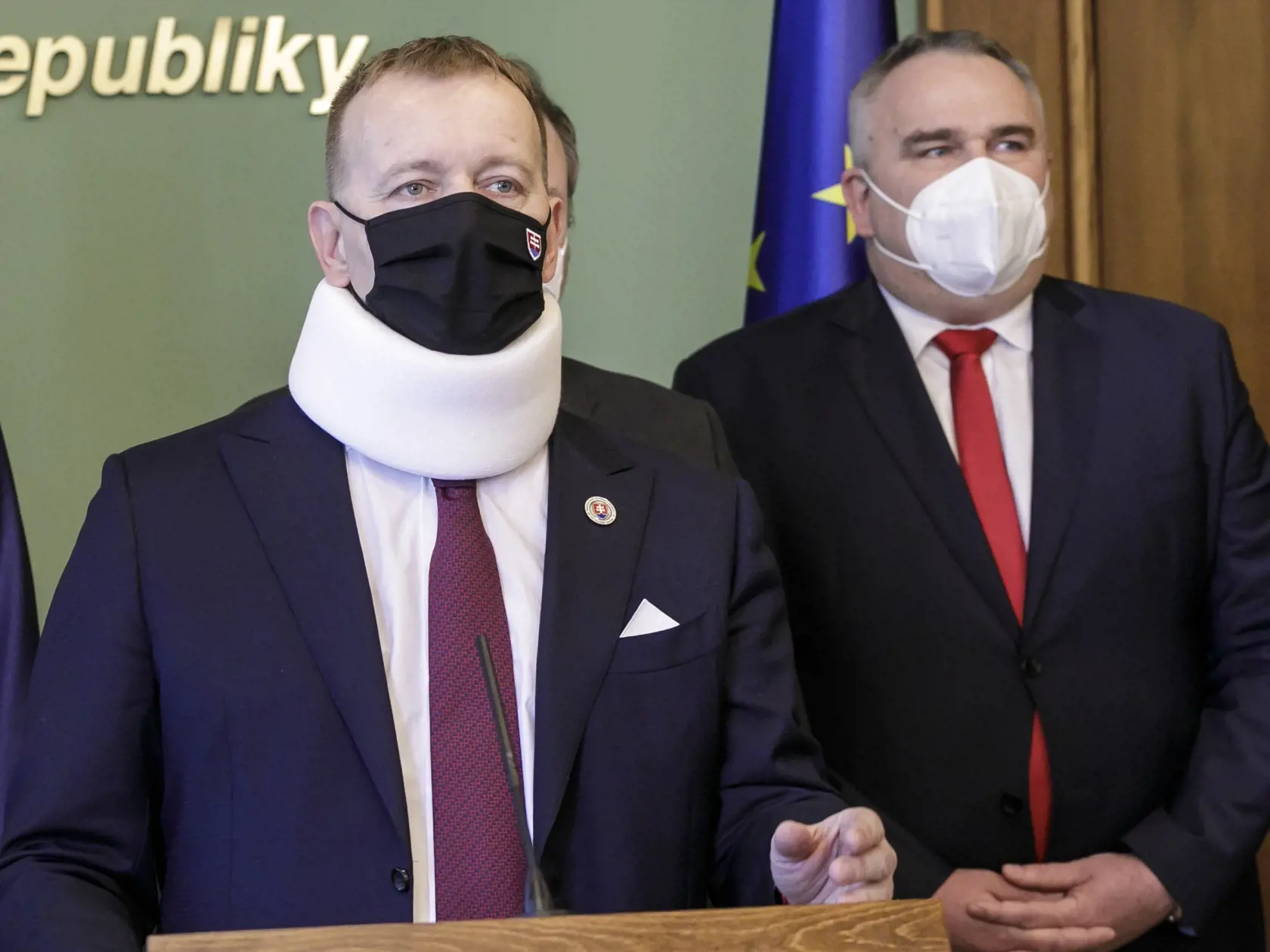Na snímke zľava predseda NR SR Boris Kollár a minister práce, sociálnych vecí a rodiny SR Milan Krajniak (obaja Sme rodina) počas mimoriadneho vyhlásenia k aktuálnej situácii v koalícii v Bratislave 3. marca 2021. FOTO TASR - Dano Veselský