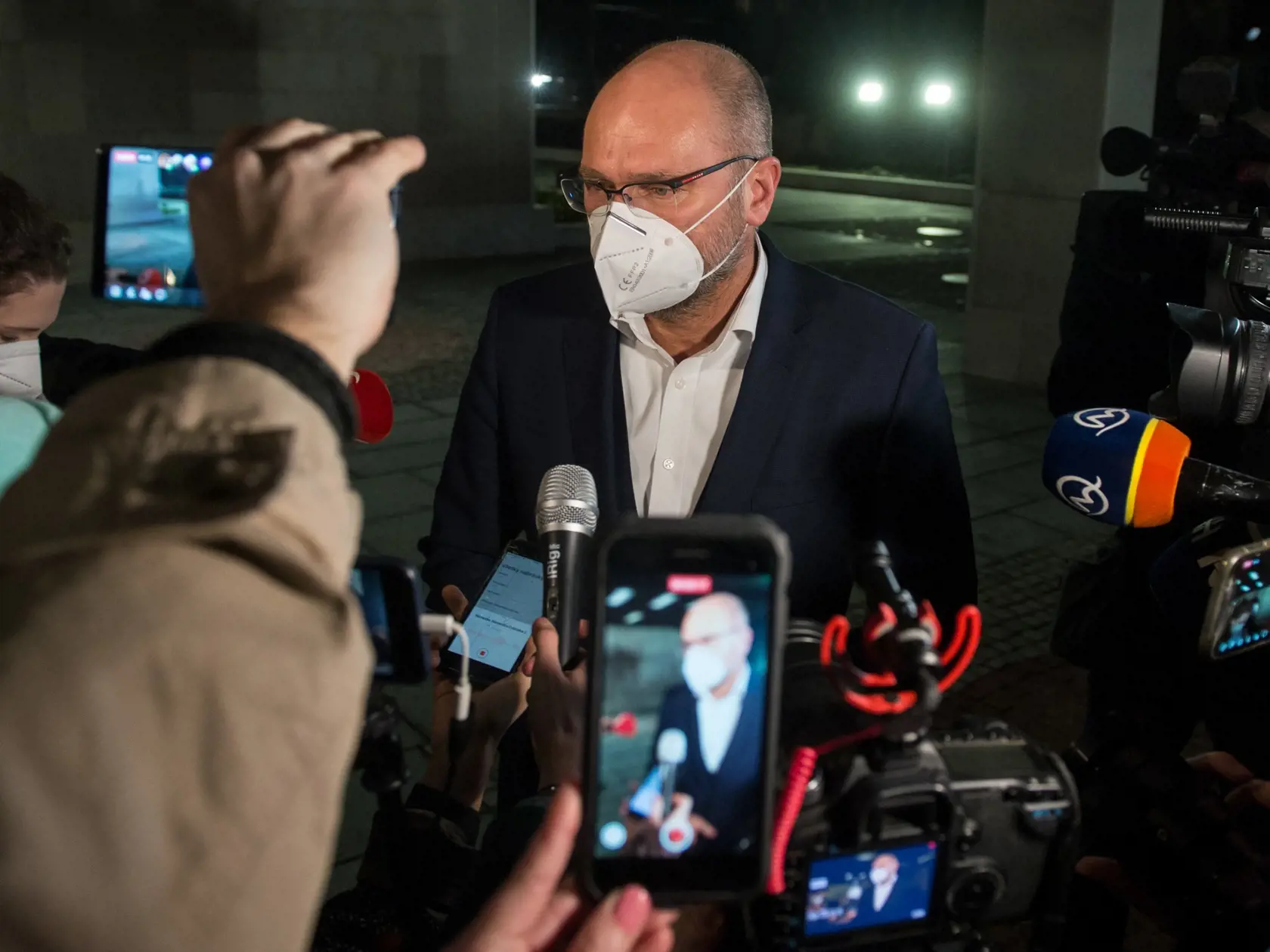 Na snímke podpredseda vlády SR, minister hospodárstva SR a predseda koaličnej strany SaS Richard Sulík odchádza do televízie TA3 počas rokovania koaličných lídrov, ktoré zvolal predseda parlamentu a Sme rodina Boris Kollár 3. marca 2021 v Bratislave. FOTO TASR - Martin Baumann 