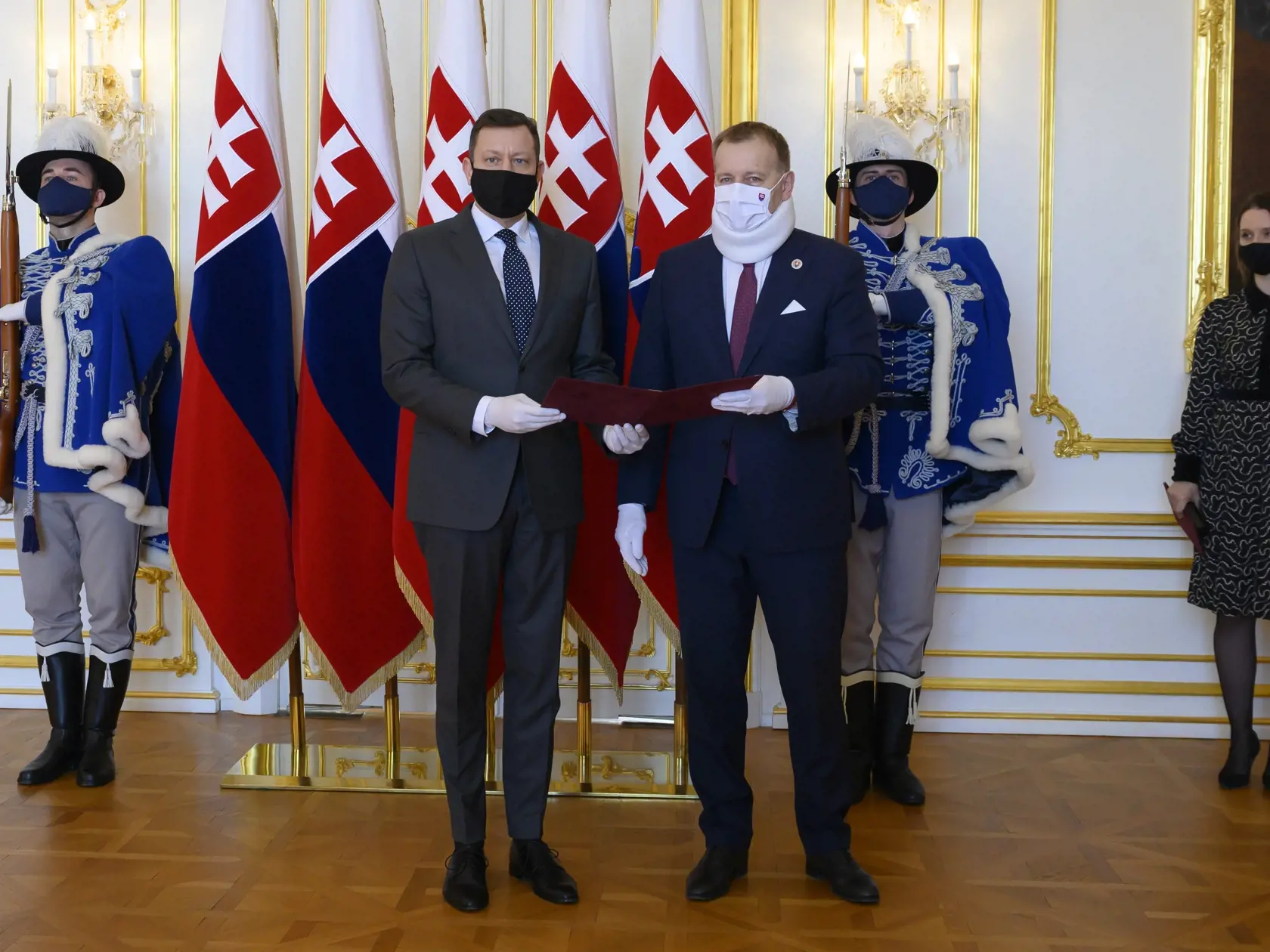 Novozvolený špeciálny prokurátor Daniel Lipšic (uprostred vľavo) zložil svoj sľub do rúk predsedu Národnej rady (NR) SR Borisa Kollára (uprostred vpravo) 15. februára 2021 v Bratislave. Začalo mu plynúť sedemročné funkčné volebné obdobie na poste šéfa Úradu špeciálnej prokuratúry (ÚŠP). FOTO TASR - Pavel Neubauer

