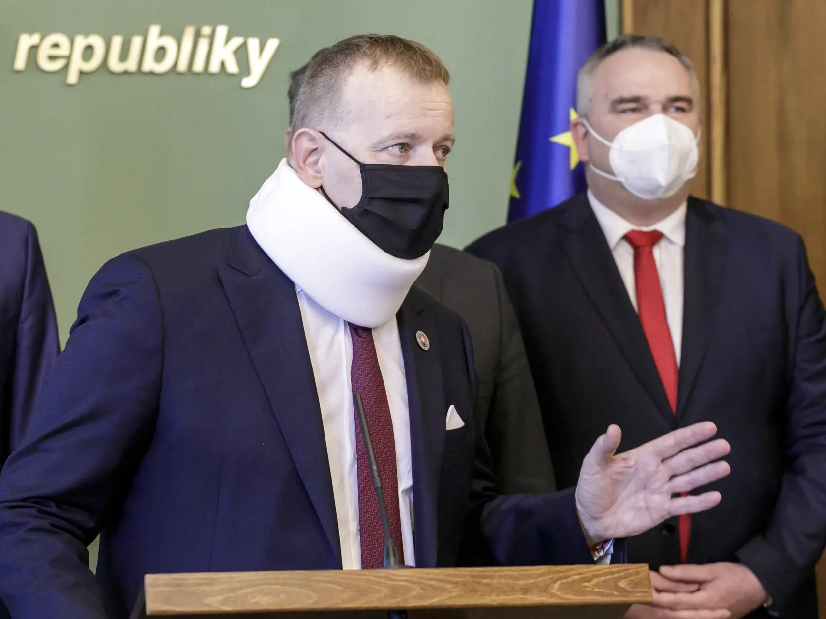 Na snímke zľava predseda NR SR Boris Kollár a minister práce, sociálnych vecí a rodiny SR Milan Krajniak (obaja Sme rodina) počas mimoriadneho vyhlásenia k aktuálnej situácii v koalícii v Bratislave 3. marca 2021. FOTO TASR - Dano Veselský