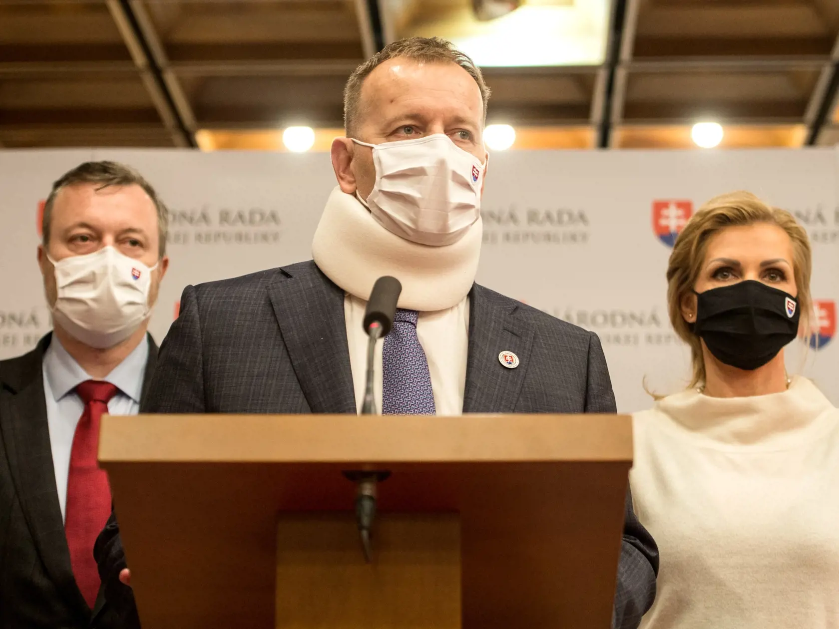 Na snímke zľava minister práce, sociálnych vecí a rodiny SR Milan Krajniak, predseda NR SR Boris Kollár a poslankyňa Petra Krištúfková (všetci Sme rodina) počas brífingu s novinármi na tému: Zrušenie doplatkov za lieky 5. februára 2021 v Bratislave. FOTO TASR - Martin Baumann