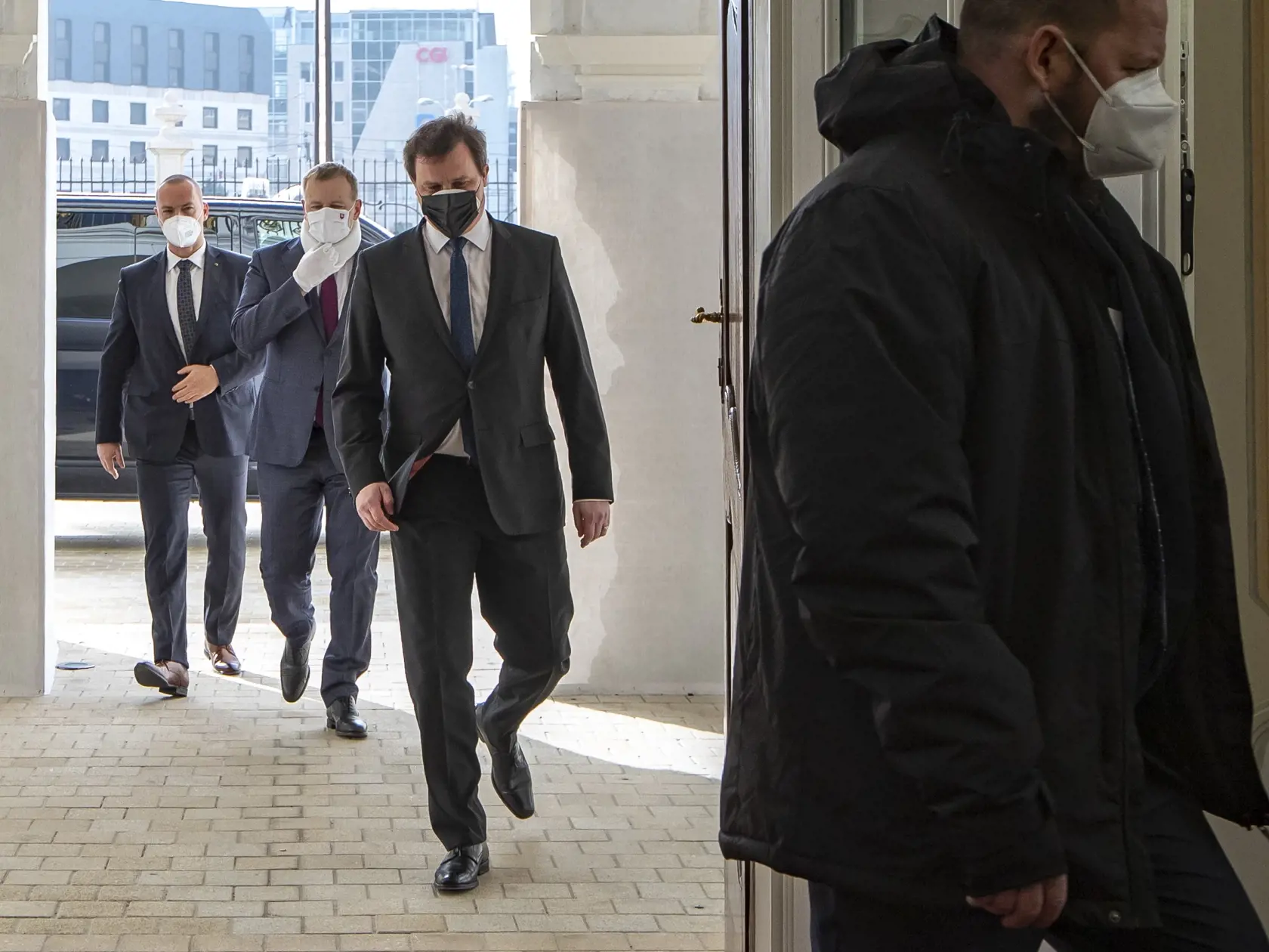 Stretnutie troch najvyšších ústavných činiteľov SR v priestoroch prezidentského paláca k aktuálnej pandemickej situácii koronavírusu Covid - 19 na Slovensku. Na snímke je príchod predsedu parlamentu Borisa Kollára.