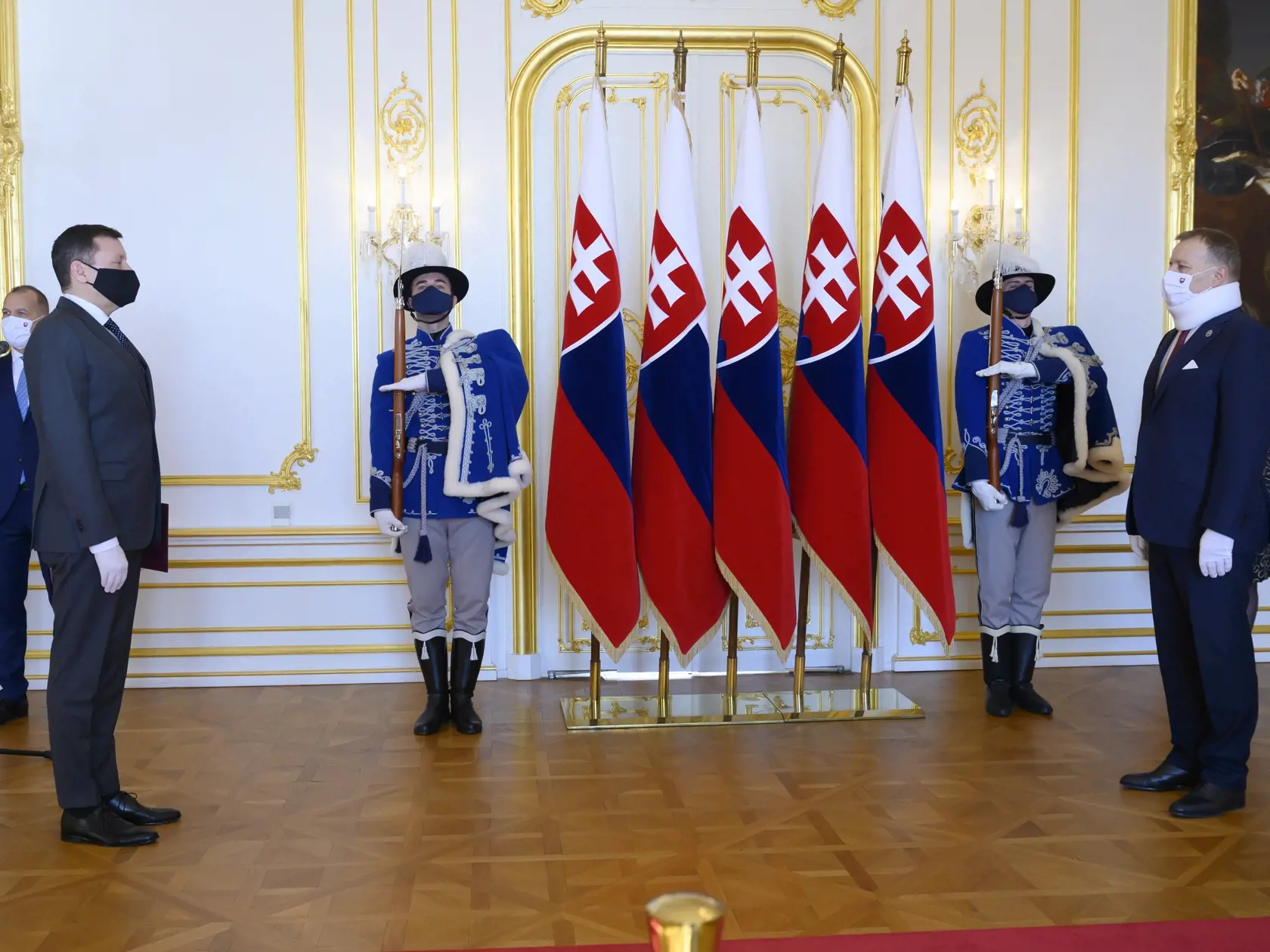 Novozvolený špeciálny prokurátor Daniel Lipšic (vľavo) zložil svoj sľub do rúk predsedu Národnej rady (NR) SR Borisa Kollára (vpravo) 15. februára 2021 v Bratislave. Začalo mu plynúť sedemročné funkčné volebné obdobie na poste šéfa Úradu špeciálnej prokuratúry (ÚŠP). FOTO TASR - Pavel Neubauer


