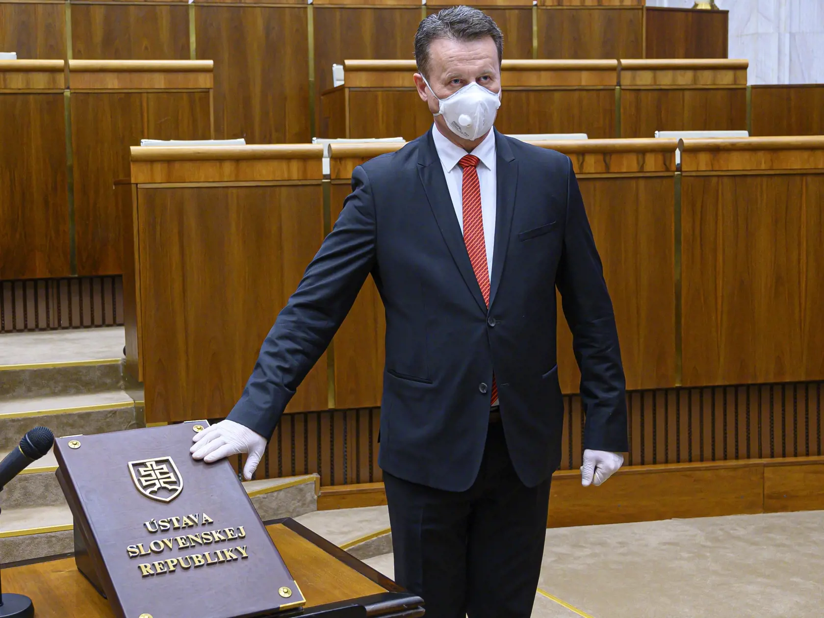 V utorok skladali poslanecký sľub 19 náhradníci za poslancov, ktorí sa stali ministrami alebo štátnymi tajomníkmi. Na snímke Jozef Hlinka (Sme rodina) skladá sľub poslanca počas druhej schôdze Národnej rady Slovenskej republiky. Jozef Hlinka nahradil Milana Krajniaka, ktorý sa stal ministrom  práce, sociálnych vecí a rodiny SR. Bratislava, 24. marca 2020.  FOTO TASR - Michal Svítok 