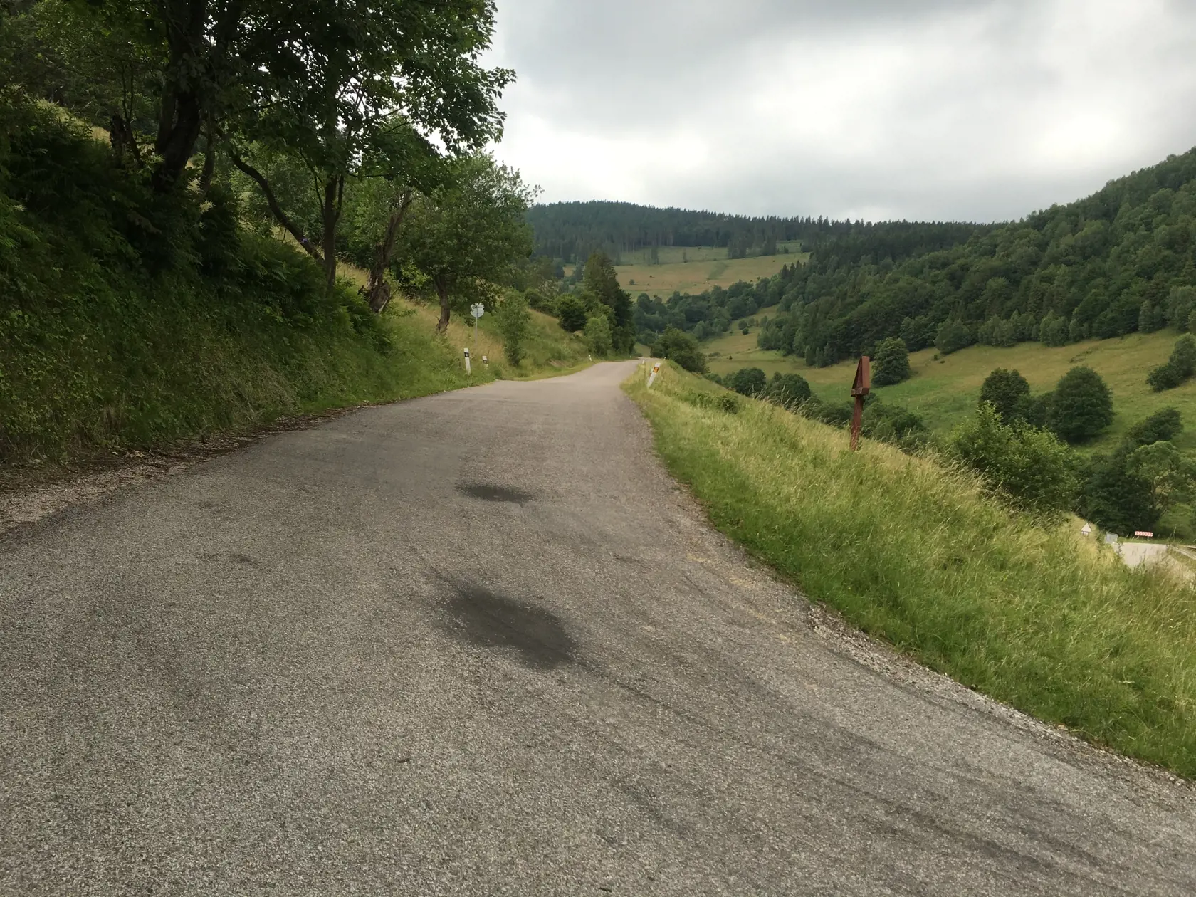 Nebezpečná zákruta v ktorej sa pokazil autobus.