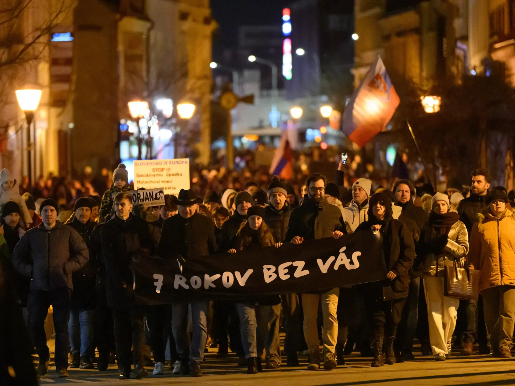 Na snímke účastníci spoločného zhromaždenia  pri príležitosti 7. výročia vraždy Jána Kuciaka a Martiny Kušnírovej a iniciatívy Mier Ukrajine v Nitre v piatok 21. februára 2025. Novinára Jána Kuciaka a jeho snúbenicu Martinu Kušnírovú zavraždili 21. februára 2018 v ich rodinnom dome vo Veľkej Mači v okrese Galanta. Najpravdepodobnejším motívom bola podľa polície jeho investigatívna žurnalistická práca.