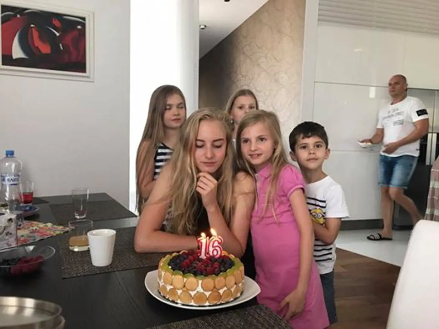 Aké má úmysly s jeho najstaršou dcérou, ktorá mu zatiaľ robí "iba" garde na spoločenských akciách? 