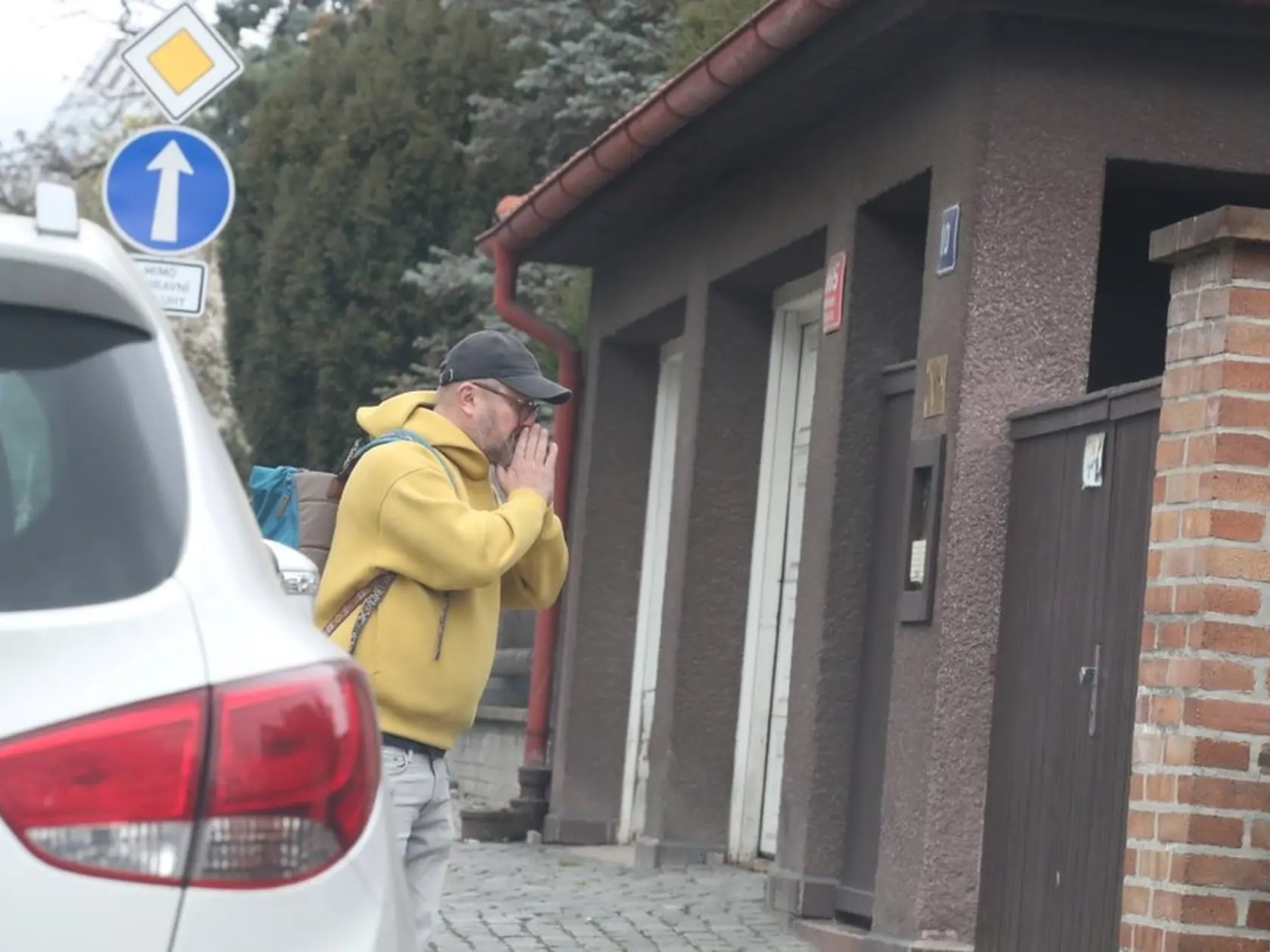 Medzi ľuďmi, ktorí si prišli uctiť Aničkinu pamiatku bol aj herec Karel Zima.