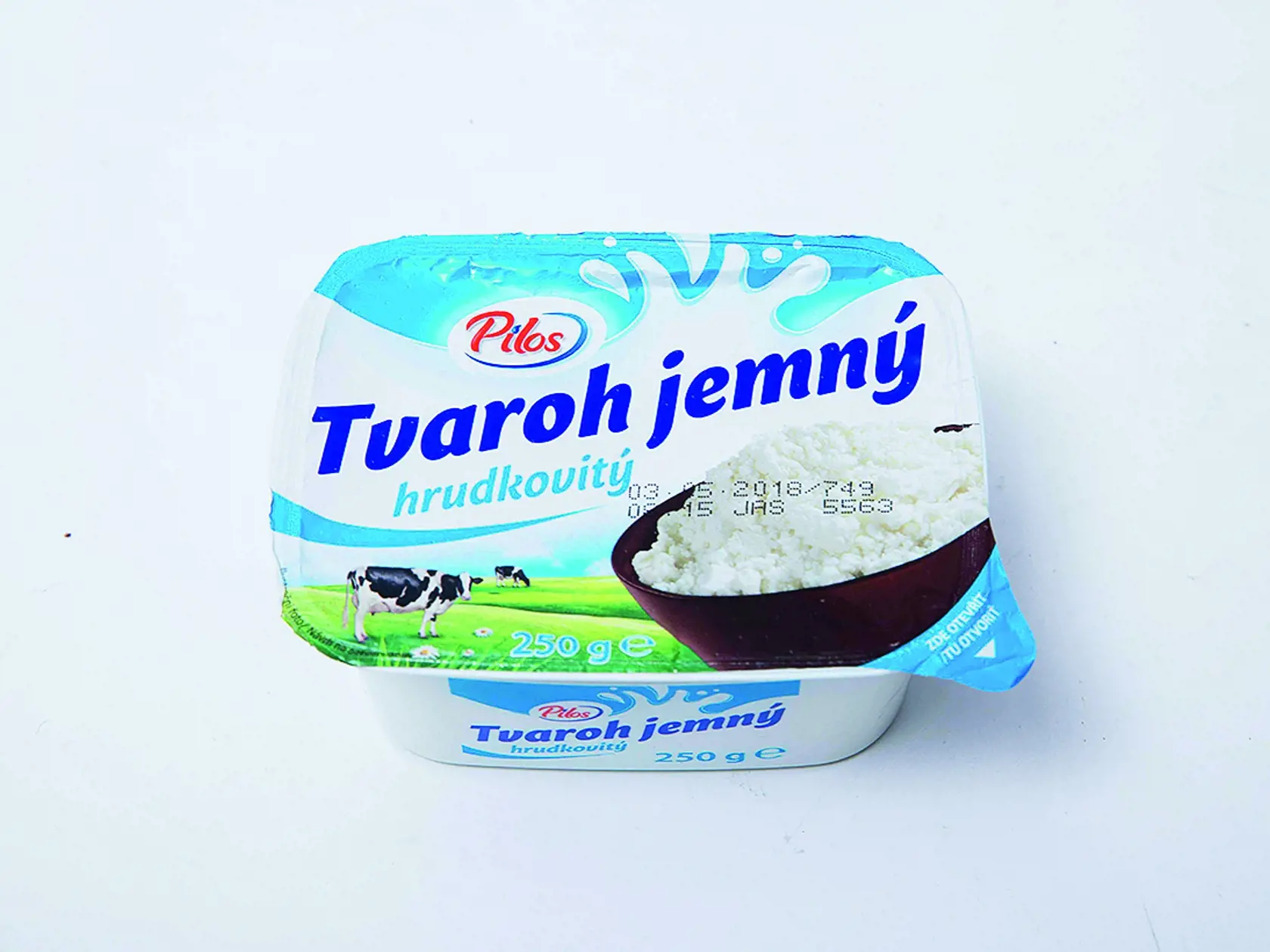 Tvaroh jemný hrudkovitý
Pilos, 250 g
Predáva/ Lidl Krajina pôvodu/ Slovensko
Zloženie/ neuvedené
Energia v 100 g/ 423 kJ Bielkoviny/ 17 g Sacharidy/ 4,2 g Tuky/ 1,7 g
Redakcia hodnotí: Bielučký tvaroh vo vaničke sa perfektne mrví na väčšie hrudky. Má jemnú chuť a vôbec nie je kyslý, skôr smotanovo sladký. Keďže je dosť vyzrážaný, na okrajoch je trocha oddelenej srvátky. Najvhodnejší tvaroh na posypanie rezancov, buchiet a podobne.
