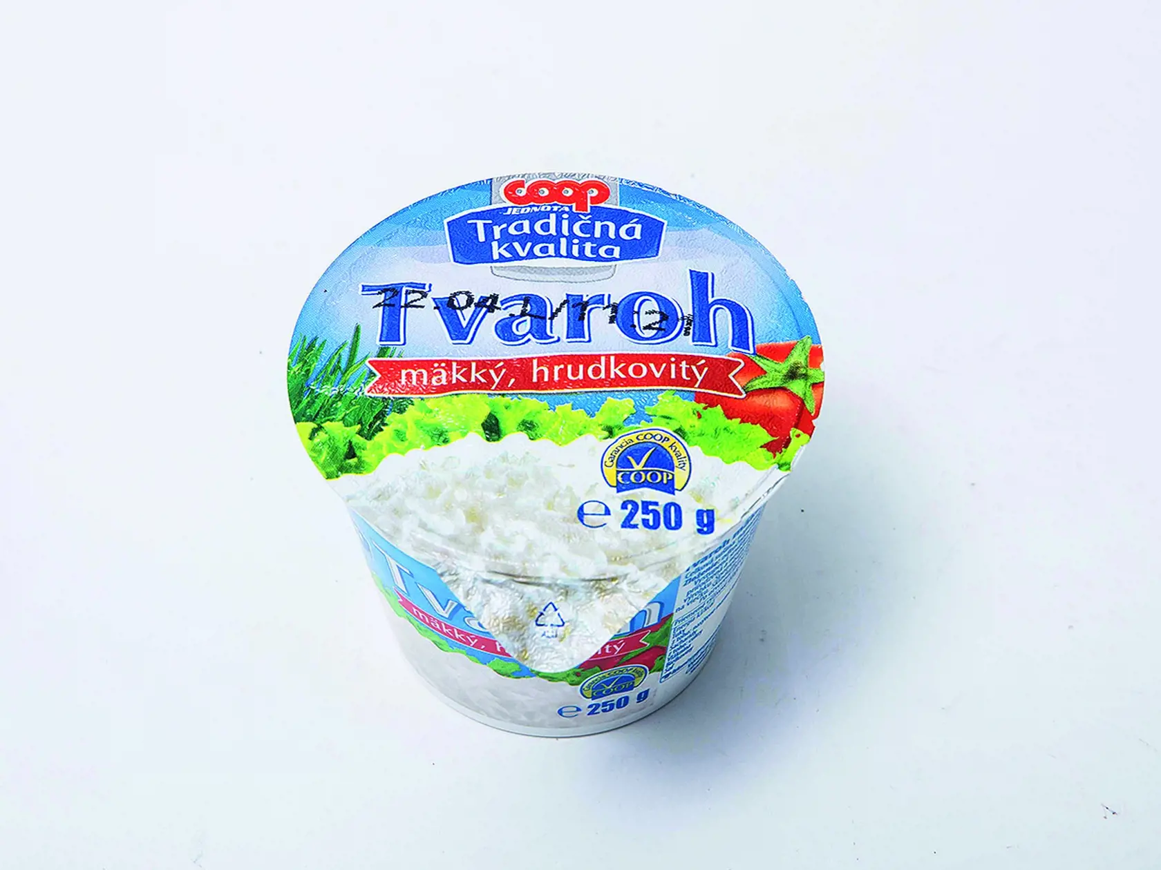 Tvaroh mäkký, hrudkovitý
Coop Jednota, 250 g
Predáva/ Coop Jednota Krajina pôvodu/ Slovensko
Zloženie/ odtučnené mlieko, mliečne kultúry
Energia v 100 g/ 406 kJ Bielkoviny/ 18,8 g Sacharidy/ 4,4 g Tuky/ 0,5 g
Redakcia hodnotí: Snehobiely tvaroh pekne vonia a ľahko sa mrví, zároveň je krémový a príjemne šťavnatý. Z porovnávaných tvarohov je chuťovo najkyslejší, ale nie nepríjemne. Dobre využiteľný do pečenia aj do nátierok či krémov. Praktické balenie v tégliku uľahčuje prácu.