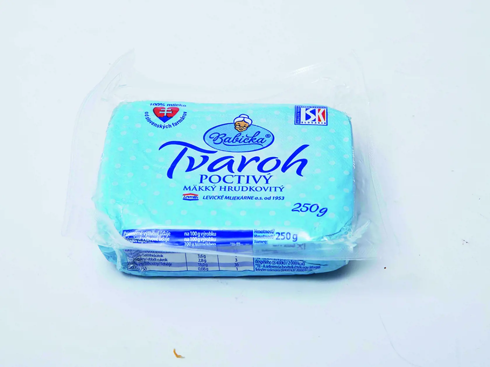 Tvaroh poctivý mäkký hrudkovitý
Babička, 250 g
Krajina pôvodu/ Slovensko
Zloženie/ pasterizované mlieko, mliečne bielkoviny, smotanová kultúra
Energia v 100 g/ 392 kJ Bielkoviny/ 18 g Sacharidy/ 3,6 g Tuky/ 0,8 g
Redakcia hodnotí: Tvaroh v trocha zložitom balení – najprv ho treba opatrne vystrihnúť z obalu, lebo tečie, potom vybaliť z fólie. Hrudky sú veľmi drobné, ale je šťavnatý, pripomína domáci tvaroh. Chuť je jemná, smotanová, nepatrne kyslastá. Vodný na priamu konzumáciu, na nátierky,