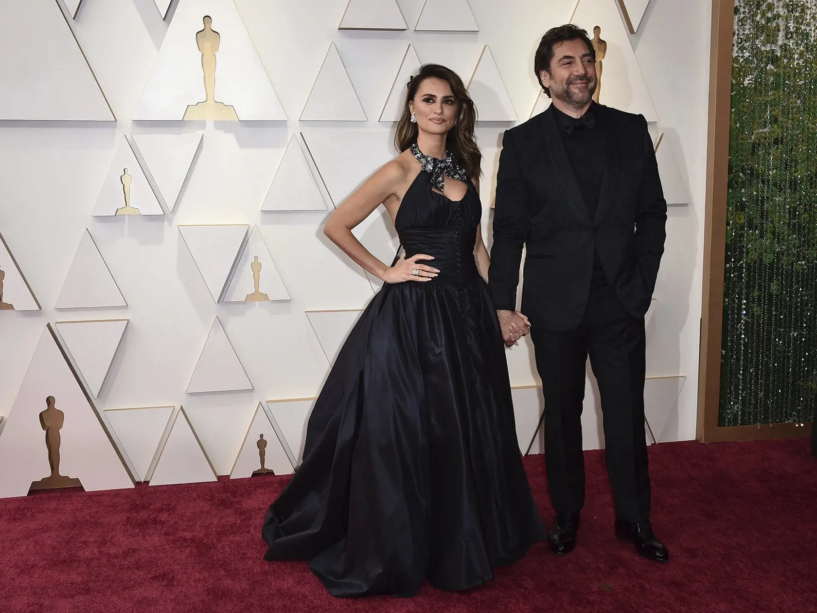 KK50 Los Angeles - Penélope Cruzová a Javier Bardem pózujú počas príchodu na 94. ročník udeľovania filmových cien Oscar 27. marca 2022 v Los Angeles. FOTO TASR/AP
Penelope Cruz, left, and Javier Bardem arrive at the Oscars on Sunday, March 27, 2022, at the Dolby Theatre in Los Angeles. (Photo by Jordan Strauss/Invision/AP)