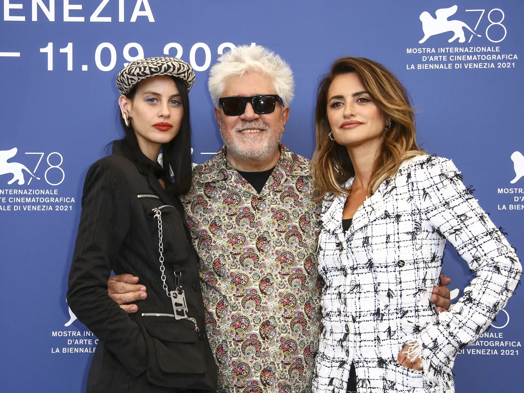 EBE 51 Benátky - Na snímke uprostred španielsky režisér Pedro Almodóvar, vpravo herečka Penelópe Cruzová (postava Janis) a vľavo herečka Milena Smitová (Ana) pózujú pred svetovou premiéru otváracieho filmu Parallel Mothers na 78. ročníku medzinárodného filmového festivalu v Benátkach 1. septembra 2021. FOTO TASR/AP


Milena Smit, from left, Pedro Almodovar and Penelope Cruz pose for photographers at the photo call for the film 'Parallel Mothers' during the 78th edition of the Venice Film Festiva