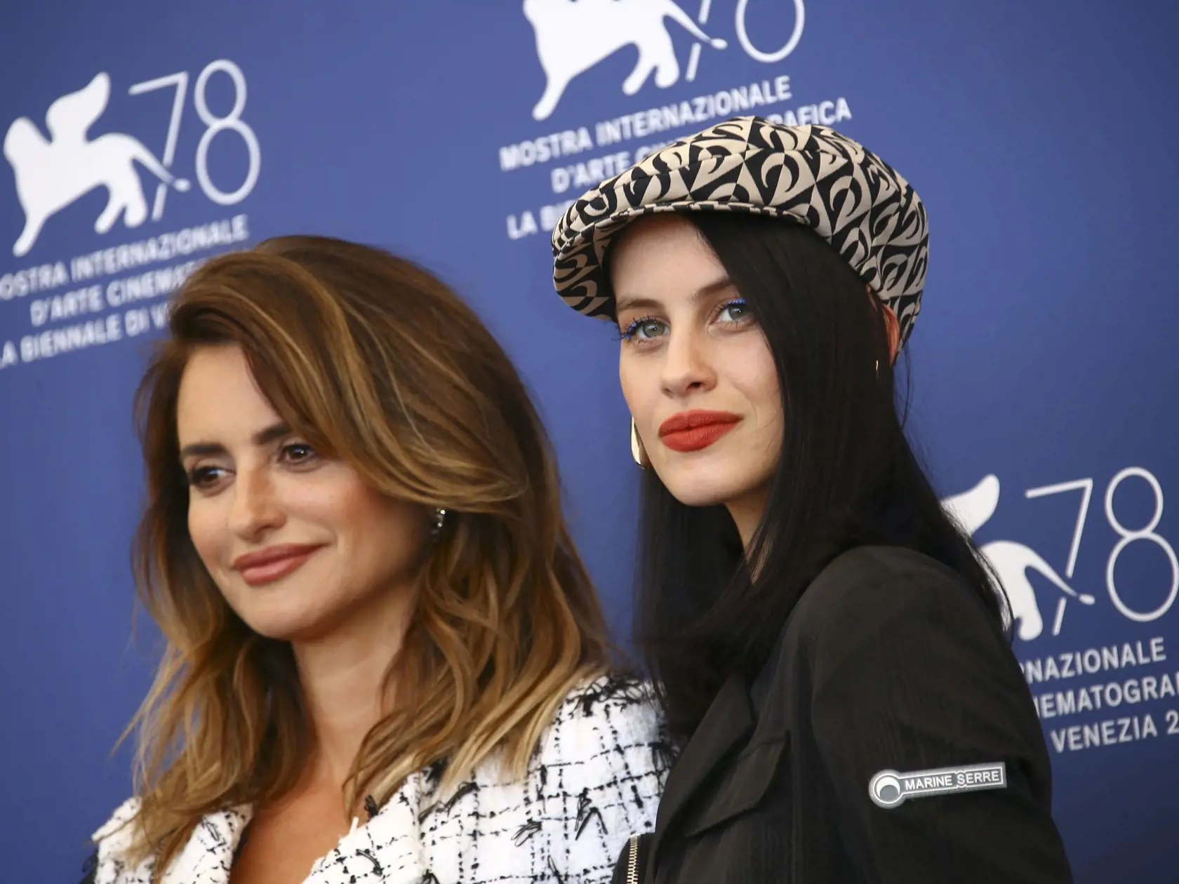 EBE 48 Benátky - Na snímke sprava španielske herečky Milena Smitová (Ana) a Penélope Cruzová (postava Janis) pózujú pred svetovou premiéru otváracieho filmu Parallel Mothers na 78. ročníku medzinárodného filmového festivalu v Benátkach 1. septembra 2021. FOTO TASR/AP


Milena Smit, right, and Penelope Cruz pose for photographers at the photo call for the film 'Parallel Mothers' during the 78th edition of the Venice Film Festival in Venice, Italy, Wednesday, Sep, 1, 2021. (Photo by Joel C Ryan/In