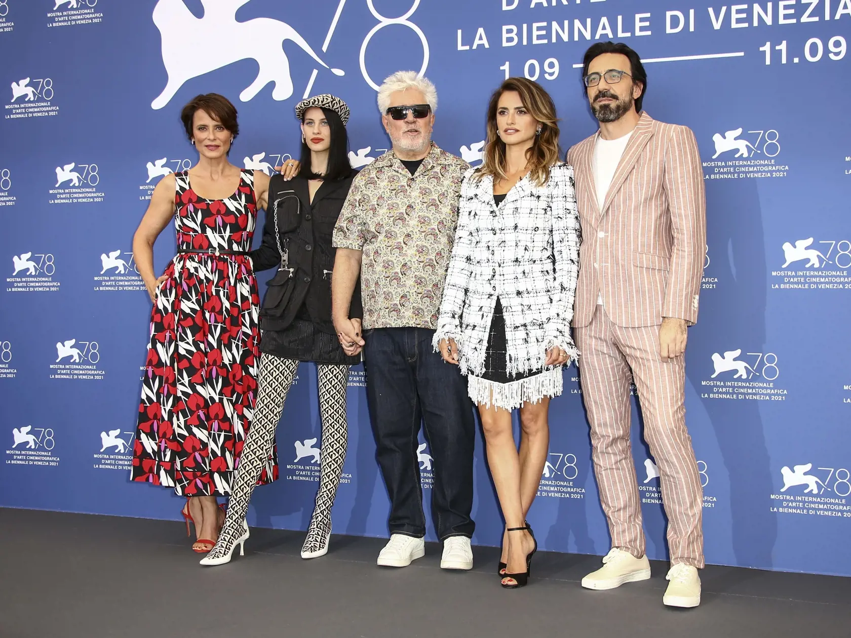 EBE 47 Benátky - Na snímke zľava španielske herečky Aitana Sánchez-Gijónová  (vo filme Teresa), Milena Smitová (Ana) španielsky režisér Pedro Almodóvar, herečka Penelópe Cruzová (postava Janis) a herec Israel Elejalde pózujú pred svetovou premiéru otváracieho filmu Parallel Mothers na 78. ročníku medzinárodného filmového festivalu v Benátkach 1. septembra 2021. FOTO TASR/AP


Aitana Sanchez-Gijon, from left, Milena Smit, director Pedro Almodovar, Penelope Cruz and Israel Elejalde pose for photog