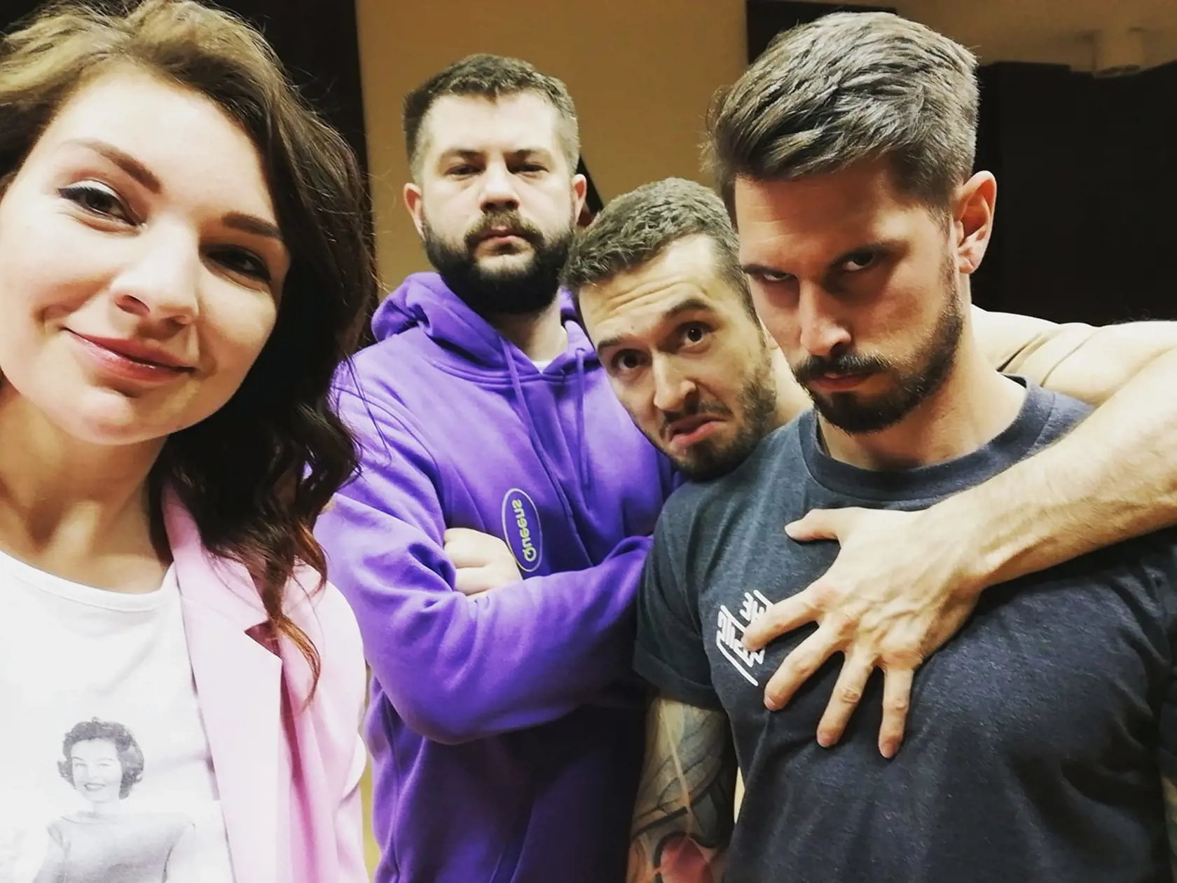 NOVÝ PRIATEĽ Simona žije s kolegom Joeom Trendym, vo fialovej mikine.
