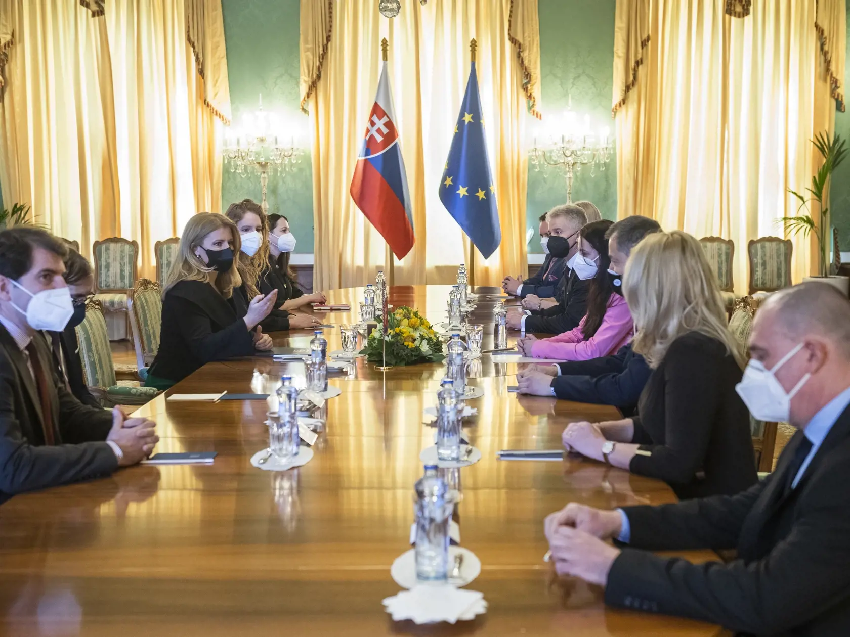 Na snímke tretia zľava prezidentka SR Zuzana Čaputová, sprava šéf Planeo Elektro Peter Benický, riaditeľka zdravotníckeho výboru SK8 Silvia Pekarčíková, spolumajiteľ NAY Peter Zálešák, hlavná odborníčka Ministerstva zdravotníctva SR pre všeobecné lekárstvo  Adriana Šimková, konateľ Unizdrav Ján Lamanec, riaditeľka Alza Slovensko Andrea Slaná, konateľ spoločnosti MLongauer, s. r. o. Martin Longauer počas rokovania prezidentky SR Zuzany Čaputovej s odborníkmi a predstaviteľmi viacerých súkromných 