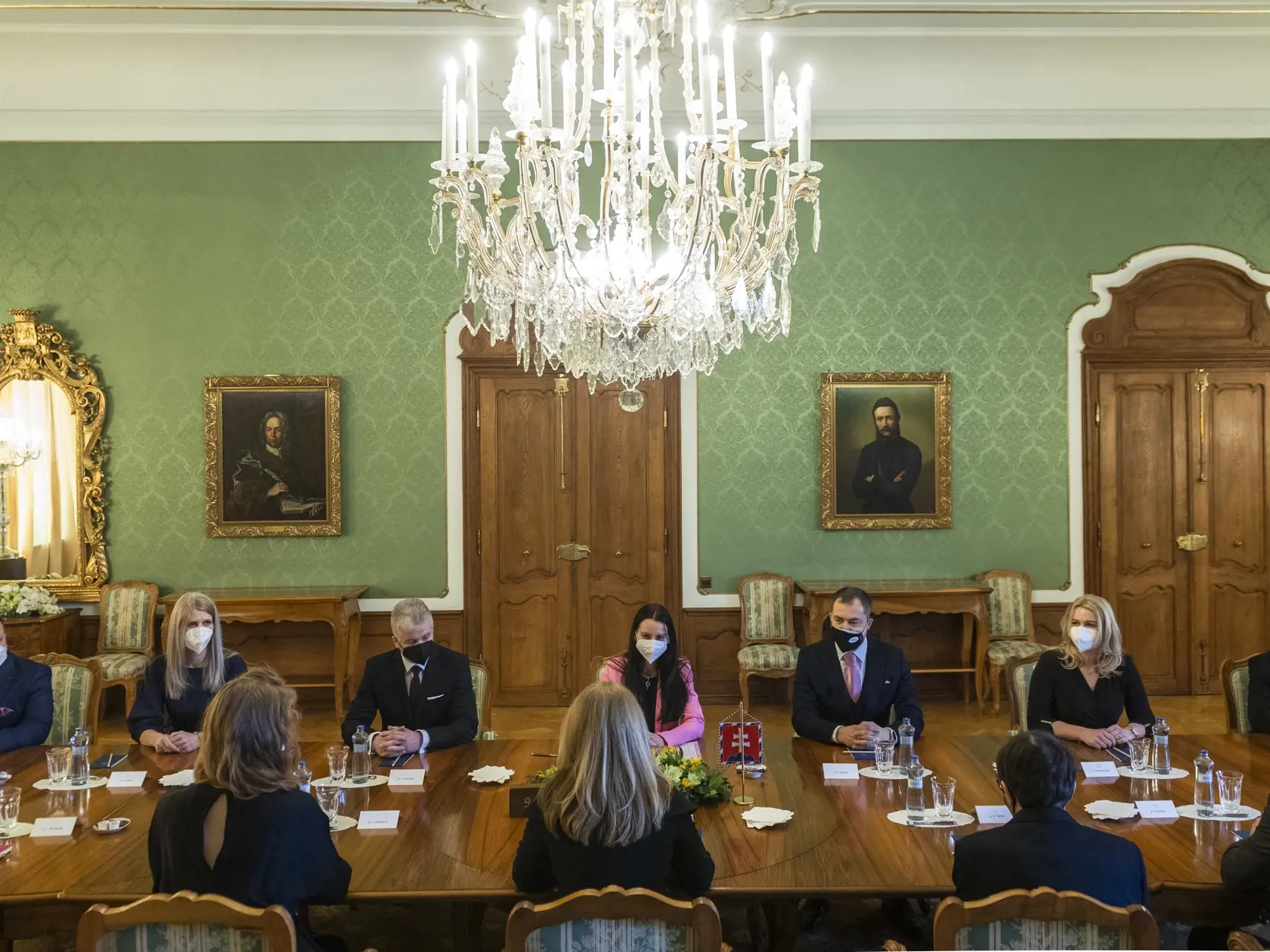 Na snímke v pozadí sprava šéf Planeo Elektro Peter Benický, riaditeľka zdravotníckeho výboru SK8 Silvia Pekarčíková, spolumajiteľ NAY Peter Zálešák, hlavná odborníčka Ministerstva zdravotníctva SR pre všeobecné lekárstvo  Adriana Šimková, konateľ Unizdrav Ján Lamanec, riaditeľka Alza Slovensko Andrea Slaná, konateľ spoločnosti MLongauer, s. r. o. Martin Longauer počas rokovania prezidentky SR Zuzany Čaputovej s odborníkmi a predstaviteľmi viacerých súkromných spoločností k zvýšeniu dostupnosti o