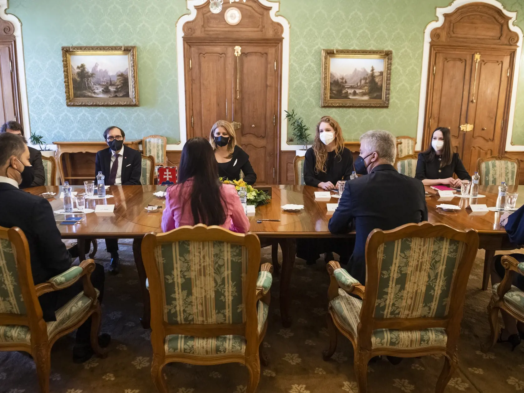 Na snímke v pozadí uprostred prezidentka SR Zuzana Čaputová počas rokovania s odborníkmi a predstaviteľmi viacerých súkromných spoločností k zvýšeniu dostupnosti oxymetrov pre ľudí v domácej liečbe s ochorením Covid-19, v Prezidenstkom paláci v Bratislave 22. marca 2021. FOTO TASR - Jaroslav Novák