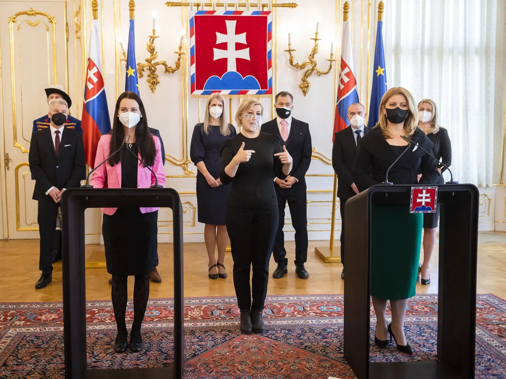 Na snímke vľavo hlavná odborníčka Ministerstva zdravotníctva SR pre všeobecné lekárstvo Adriana Šimková počas tlačovej konferencie po rokovaní prezidentky SR Zuzany Čaputovej (vpravo) s odborníkmi a predstaviteľmi viacerých súkromných spoločností k zvýšeniu dostupnosti oxymetrov pre ľudí v domácej liečbe s ochorením Covid-19, v Prezidenstkom paláci v Bratislave 22. marca 2021. FOTO TASR - Jaroslav Novák