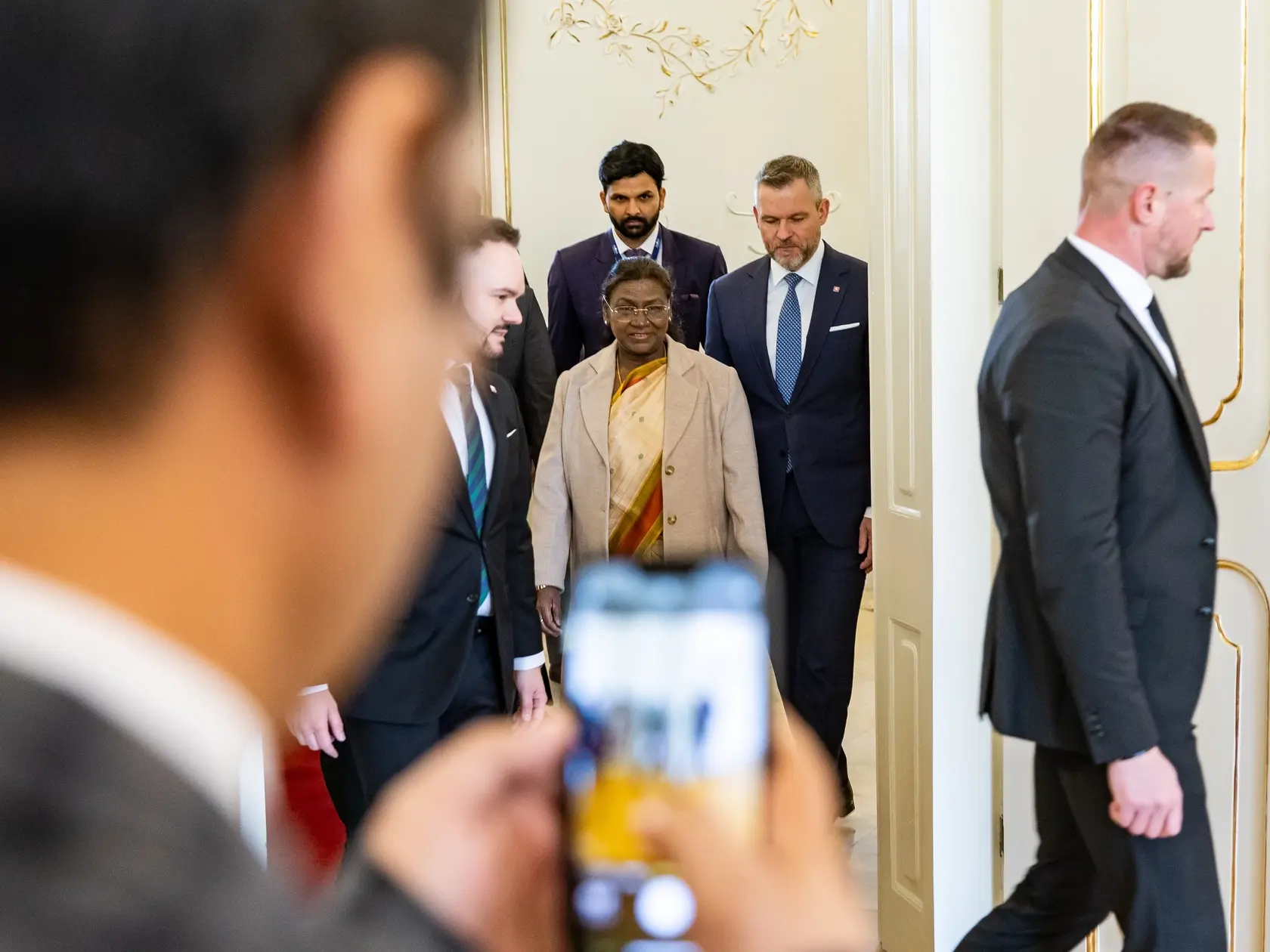 Prezident SR Peter Pellegrini víta v Grasalkovičovom paláci prezidentku Indickej republiky Draupadi Murmúovú.
