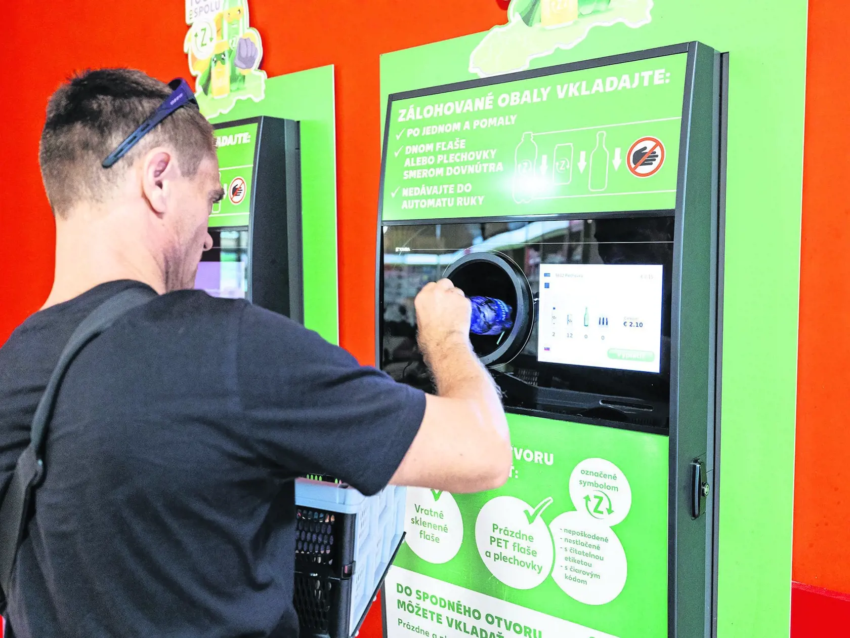 Zákazníci môžu v predajniach okrem fliaš či plechoviek odovzdať aj kuchynský olej, či malé elektrospotrebiče.