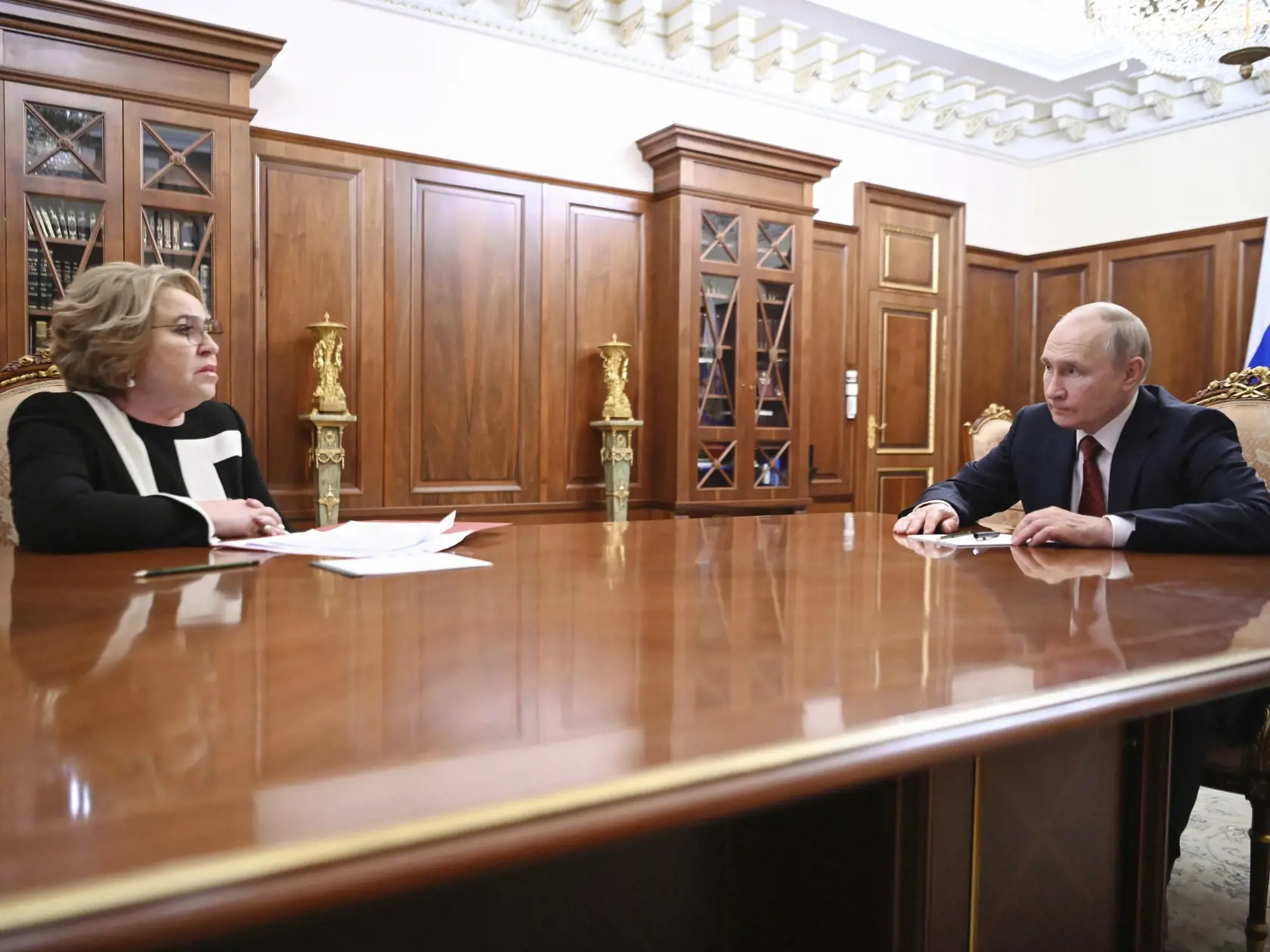 EBE 27 Moskva - Na snímke vpravo ruský prezident Vladimir Putin počas stretnutia s predsedom ruskej Štátnej dumy Vjačeslavom Volodinom (vľavo) v Kremli v Moskve v pondelok 31. júla 2023. FOTO TASR/AP
Russian President Vladimir Putin attends a meeting with the Russian State Duma Chairman Vyacheslav Volodin at the Kremlin in Moscow, Russia, Monday, July 31, 2023. (Alexander Kazakov, Sputnik, Kremlin Pool Photo via AP)