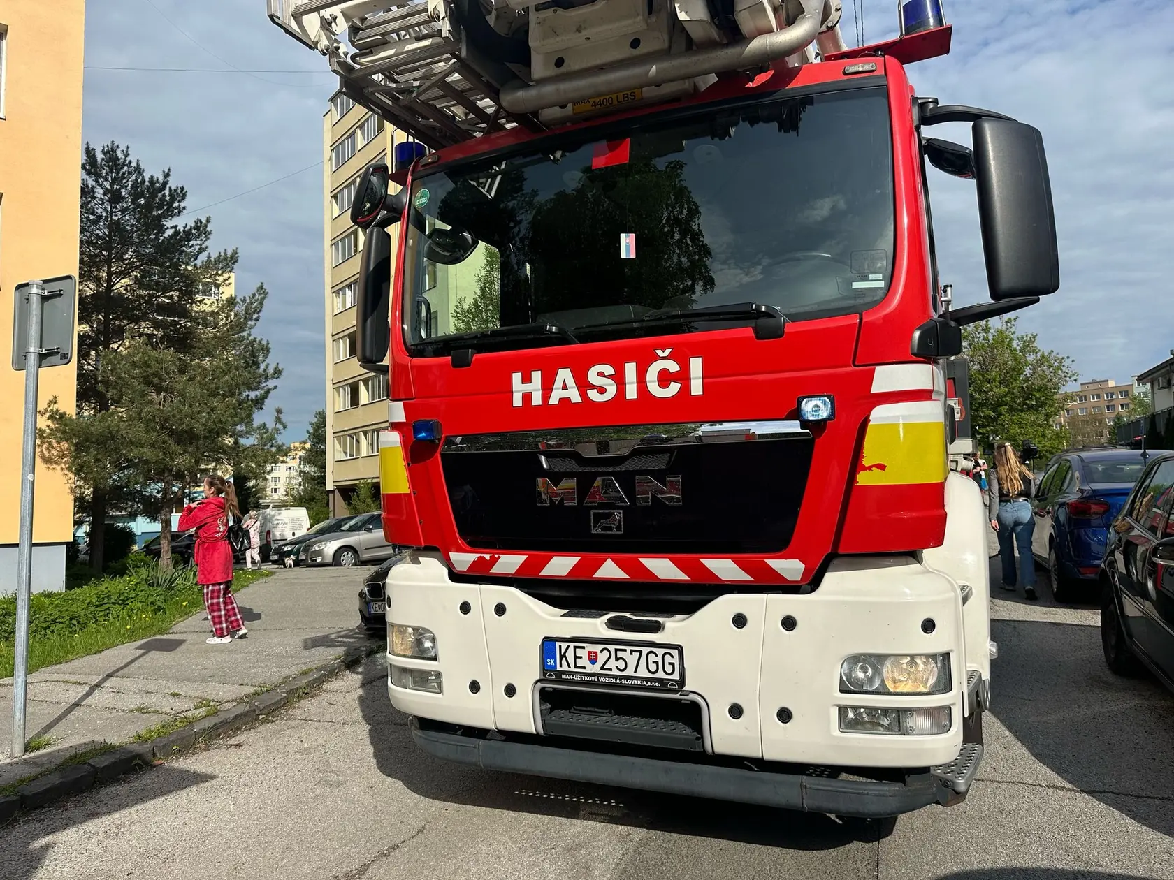 Hasiči aktuálne zasahujú pri požiari bytu v bytovom dome na Kalinovskej ulici v Košiciach. Požiar spôsobil silné zadymenie spoločných priestorov, preto prebieha evakuácia obyvateľov z celého bytového domu. Informuje o tom Krajské riaditeľstvo Hasičského a záchranného zboru (HaZZ) v Košiciach na sociálnej sieti.