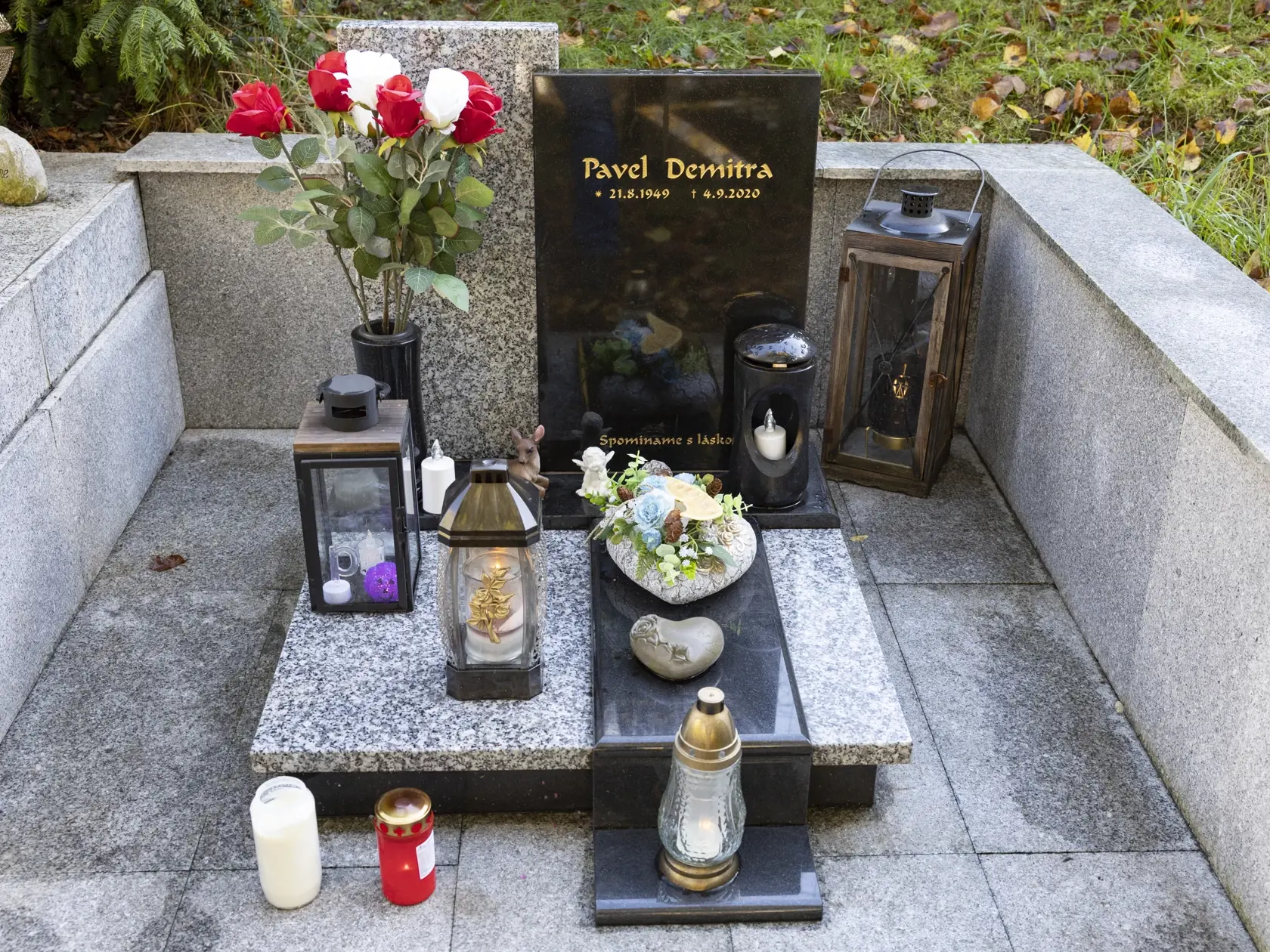 Na snímke je hrob Pavla Demitru, otca hokejistu Pavla Demitru.