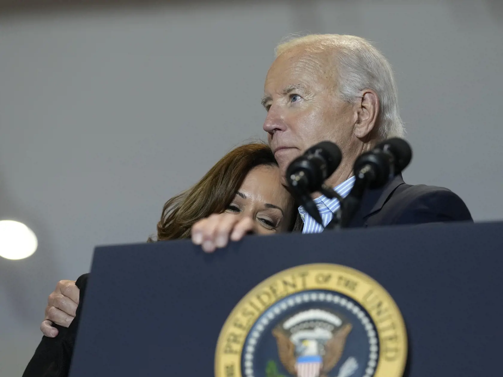 Biden však ďalej uviedol, že ministrovi obrany USA Lloydovi Austinovi nariadil, aby ešte viac posilnil obranné pozície amerických ozbrojených síl na Blízkom východe s cieľom odvrátiť ďalšiu eskaláciu a znížiť riziko vypuknutia širšieho vojenského konfliktu.