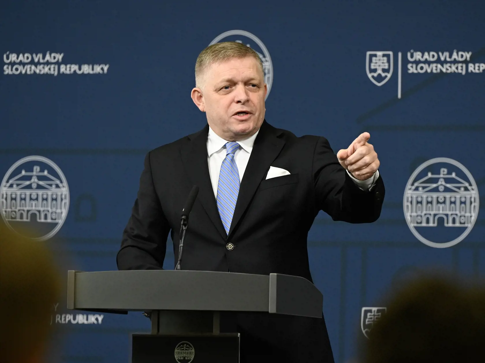 Predseda vlády SR Robert Fico (Smer) gestikuluje počas tlačovej konferencie po rokovaní so zástupcami prvovýrobcov potravín v Bratislave v piatok 11. októbra 2024. 