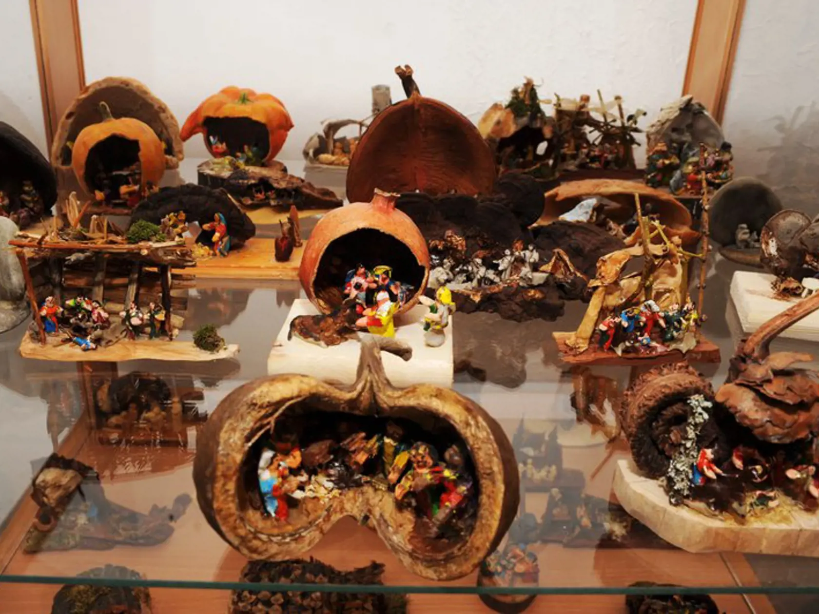 Výstava Betlehemov: 538 betlehemov od miniatúrnych rozmerov, ktoré vyhotovil za 11 rokov výtvarník Jozef Práznovský.