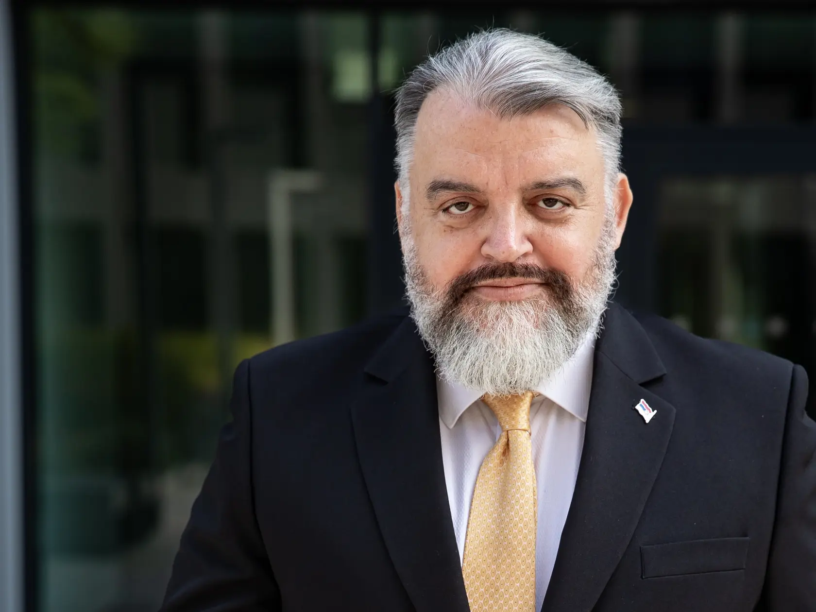 „A tak tu mám pre všetkých, ktorí obdivujú túto trápnu grotesku papalášov, jeden dôležitý odkaz: nezabudnite, že keď vypukne vojna, oni do nej nepôjdu - vy áno,“ napísal varovanie na konci statusu Eduard Chmelár.