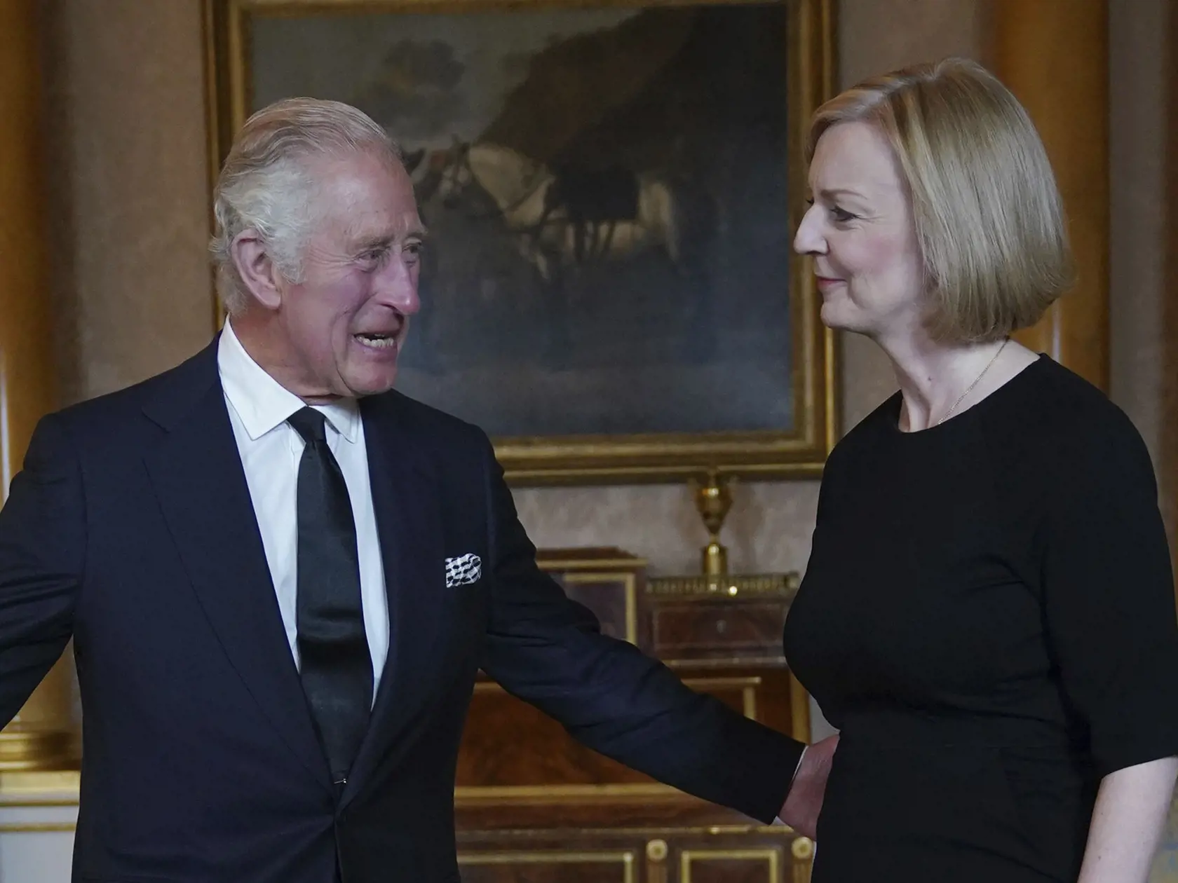Na snímke zľava nový britský kráľ Charles III. a britská premiérka Liz Trussová počas audiencie v Buckinghamskom paláci v Londýne 9. septembra 2022.
