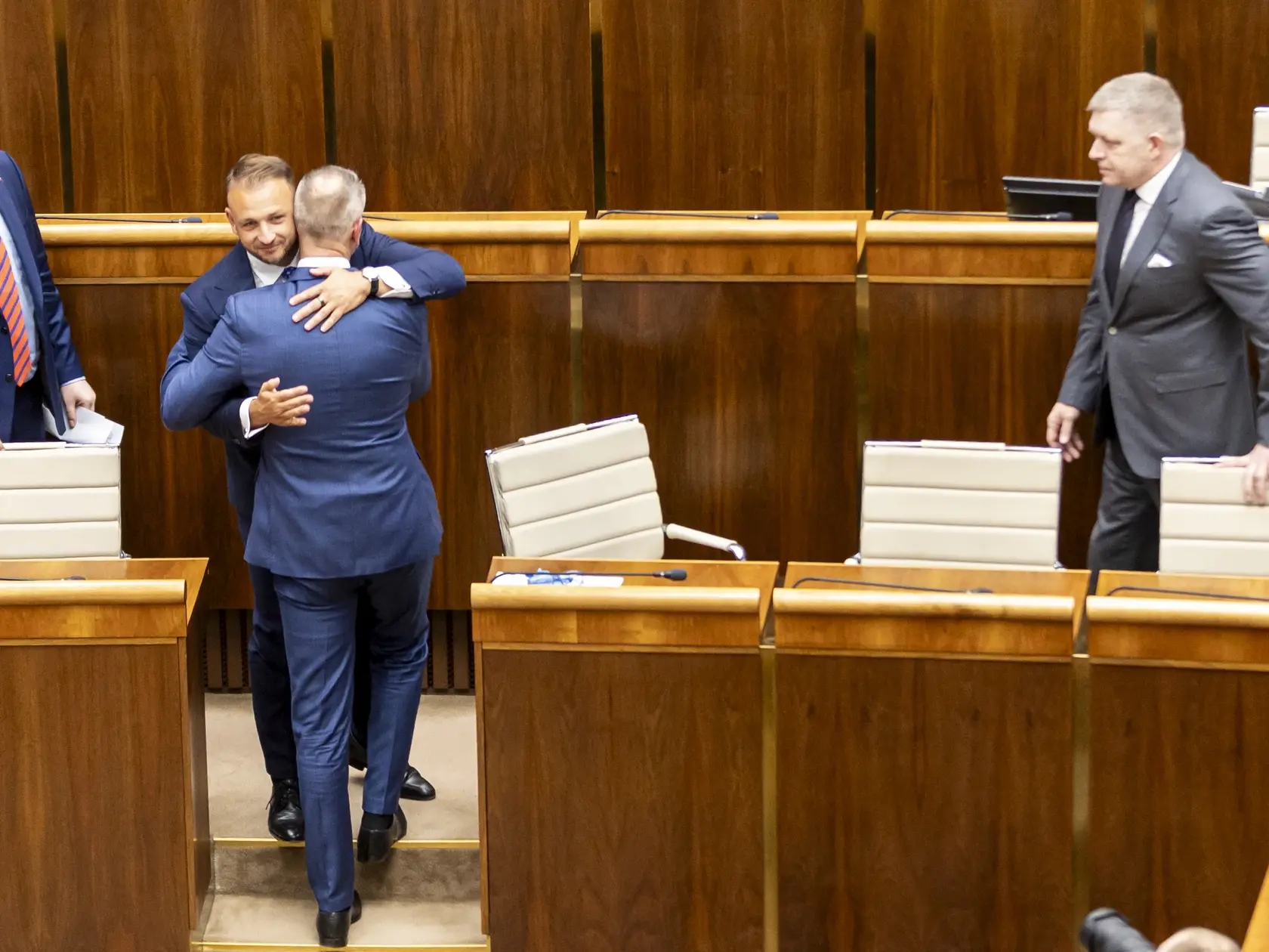 Tajná voľba Richarda Rašiho (Hlas) za predsedu NR SR. Na snímke je Richard Raši, Matúš Šutaj Eštok a Robert Fico. 
 