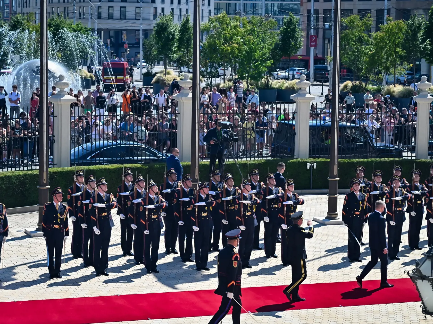 Na snímke uprostred vpravo prezident SR Peter Pellegrini počas prehliadky Čestnej stráže prezidenta SR po prevzatí Prezidentského paláca od predchodkyne Zuzany Čaputovej v Bratislave 15. júna 2025. FOTO TASR - Pavol Zachar
