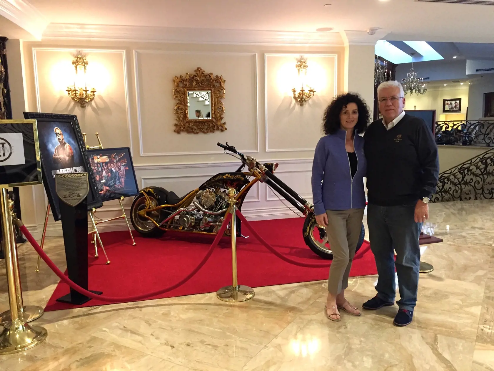 Z úspešného obchodníka s diamantami sa stal poslanec parlamentu. V pozadí slávny motocykel Donalda Trumpa., 24 karátový chopper.