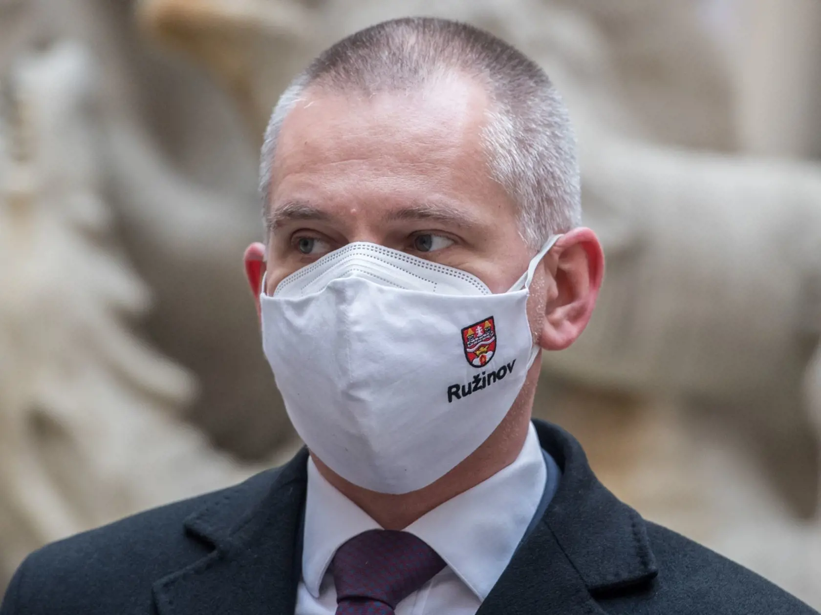 Starosta MČ Ružinov Martin Chren okamžite začal situáciu šetriť a podal aj trestné oznámenie.