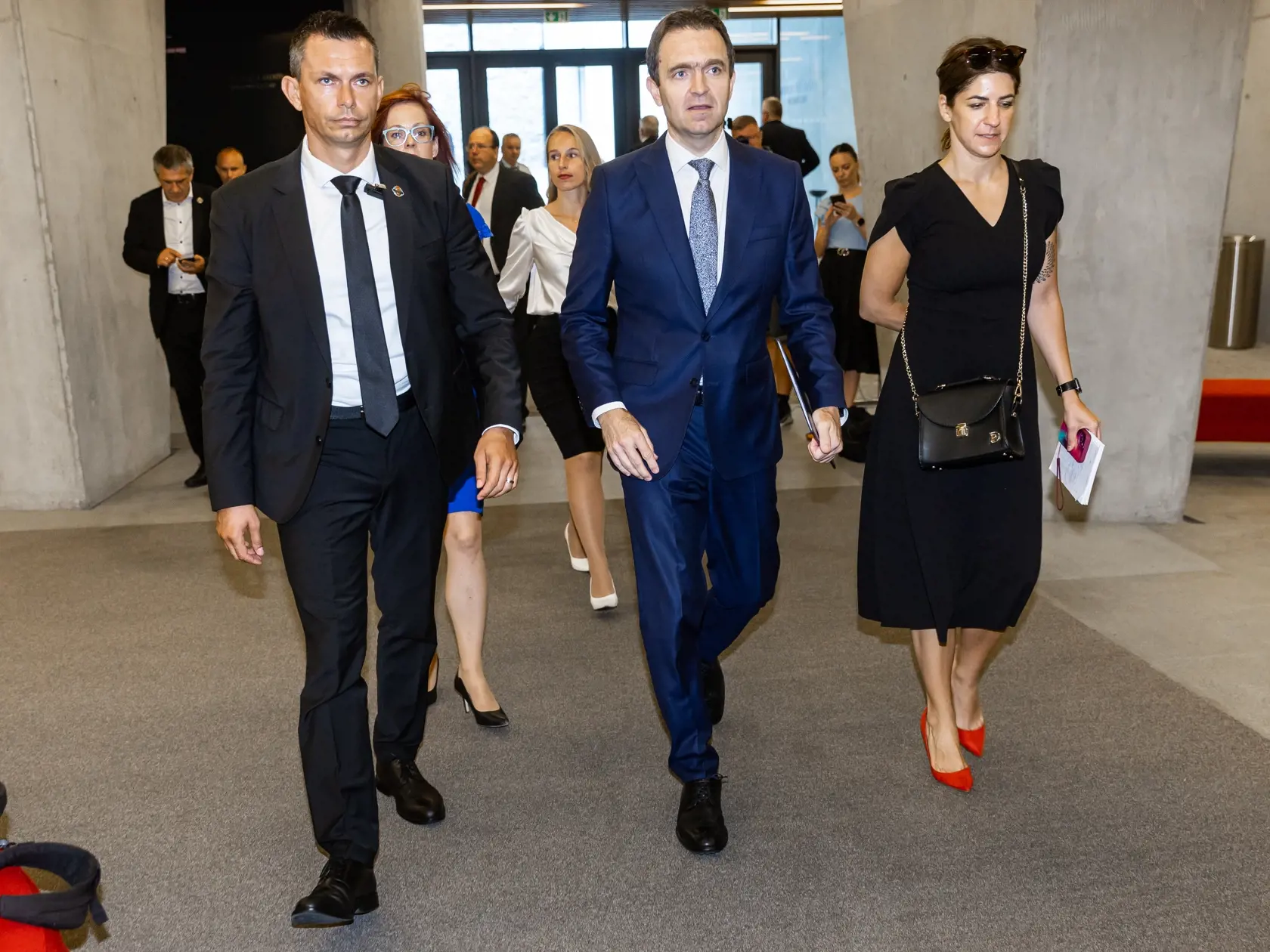 Mimoriadna schôdza Národnej rady SR k zásahu Národnej kriminálnej agentúry (NAKA) v priestoroch Bratislavského hradu. Na snímke príchod premiéra Ľudovíta Ódora.