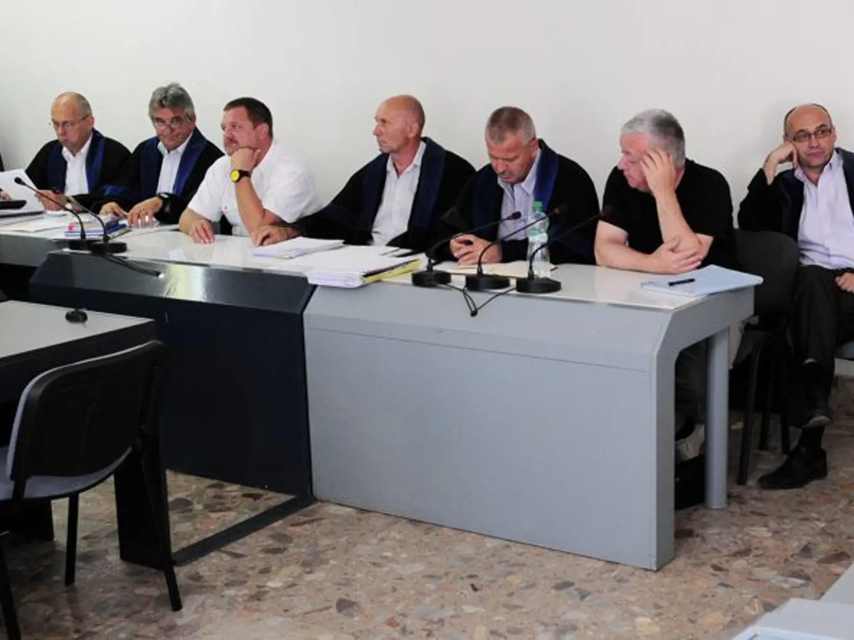 Pojednávanie s Danielom Maukšom a Jozefom Matulom obžalovanými zo spoluúčasti na vražde banskobystrického podnikateľa Mariána Karcela na Okresnom súde v Preöove 27. júna 2012. Na snímke 2. sprava sedí pri obhajcoch obžalovaný Maukš, bývalý advokát Mikuláša Černáka, zľava je obžalovaný Matula, exšvagor Černáka.