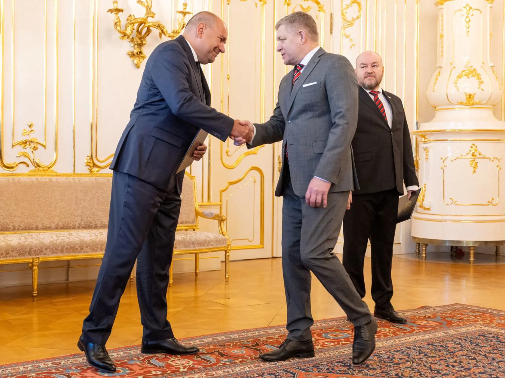 Dvojica Dušan Keketi a Rudolf Huliak s predsedom vlády Robertom Ficom.