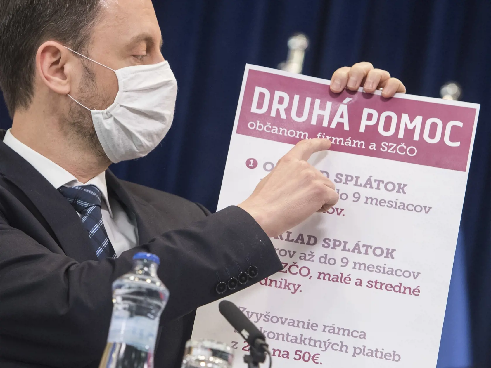 Na snímke minister financií SR Eduard Heger počas tlačovej konferencie so zástupcami bankového sektora na tému:"kľúčová dohoda s bankami o odklade splátok úverov" 3. apríla 2020 v Bratislave. FOTO TASR - Martin Baumann