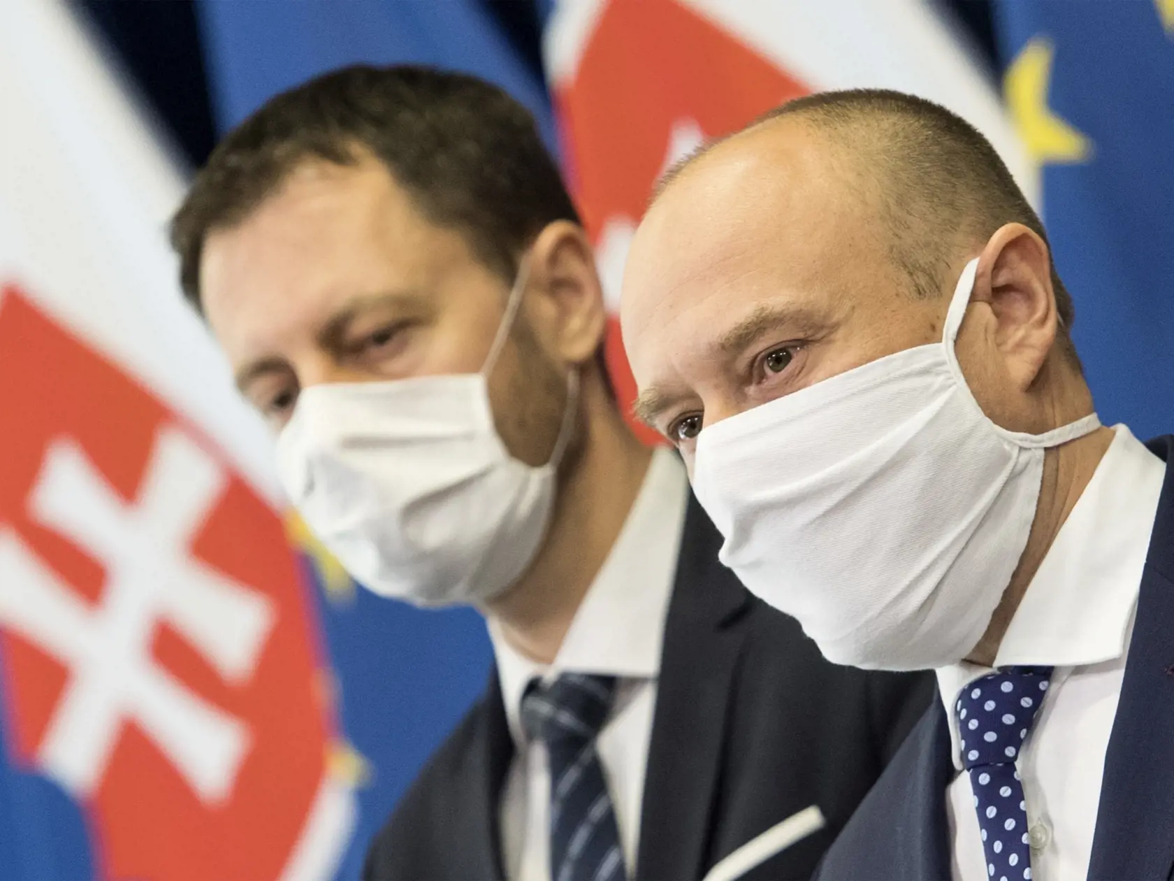 Na snímke vľavo podpredseda vlády a minister financií SR Eduard Heger a vpravo predseda predstavenstva a generálny riaditeľ SLPS Alexander Resch počas tlačovej konferencie so zástupcami bankového sektora  3. apríla 2020 v Bratislave. FOTO TASR - Martin Baumann