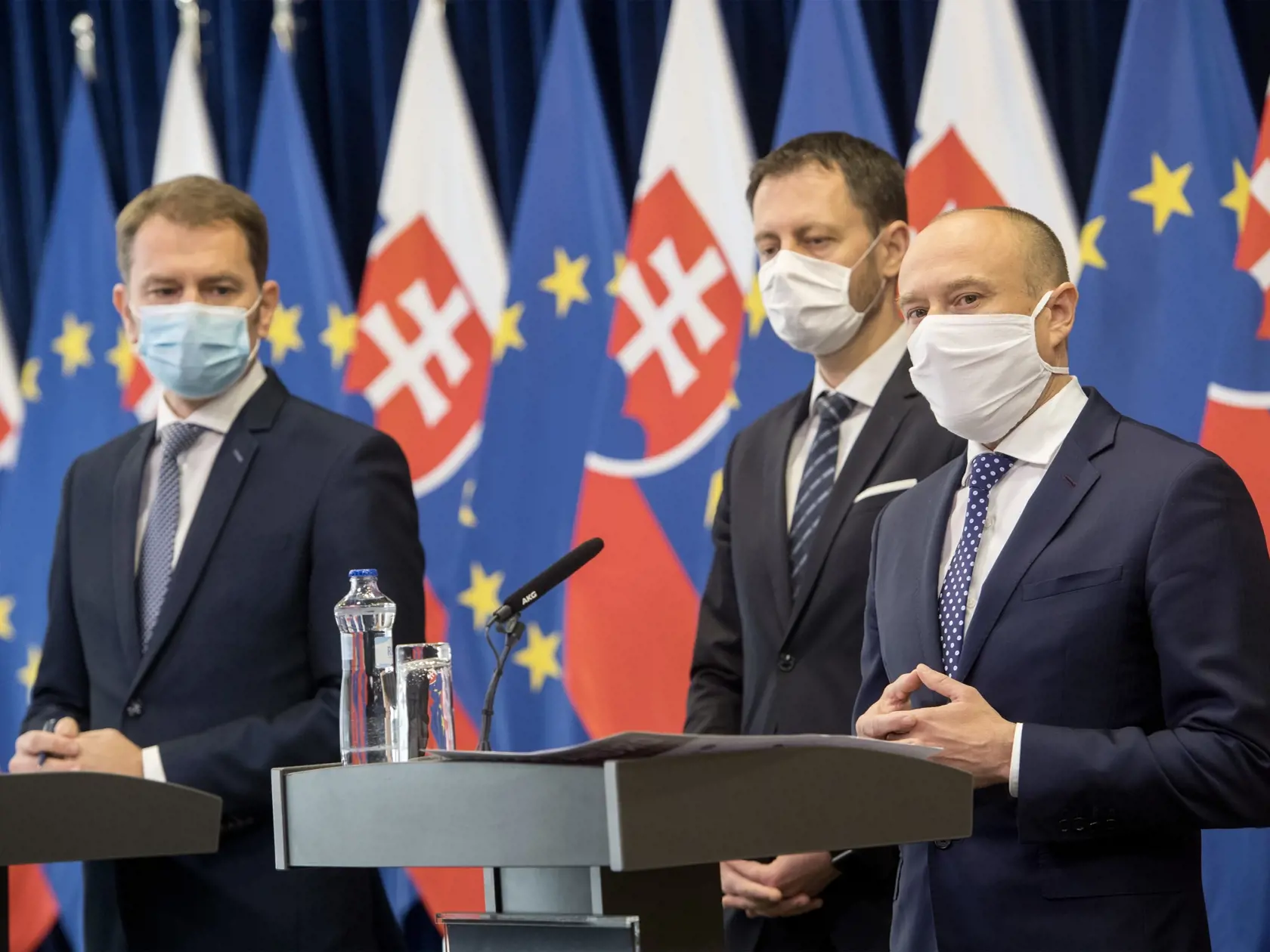 Na snímke zľava premiér SR Igor Matovič, podpredseda vlády a minister financií SR Eduard Heger a predseda predstavenstva a generálny riaditeľ SLPS Alexander Resch počas tlačovej konferencie so zástupcami bankového sektora na tému:"kľúčová dohoda s bankami o odklade splátok úverov" 3. apríla 2020 v Bratislave. FOTO TASR - Martin Baumann