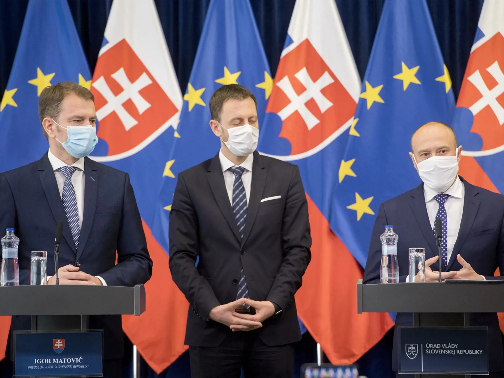 Na snímke zľava premiér SR Igor Matovič, podpredseda vlády SR a minister financií SR Eduard Heger a predseda predstavenstva a generálny riaditeľ VÚB banky Alexander Resch počas tlačovej konferencie so zástupcami bankového sektora v Bratislave  3. apríla 2020. FOTO TASR - Martin Baumann