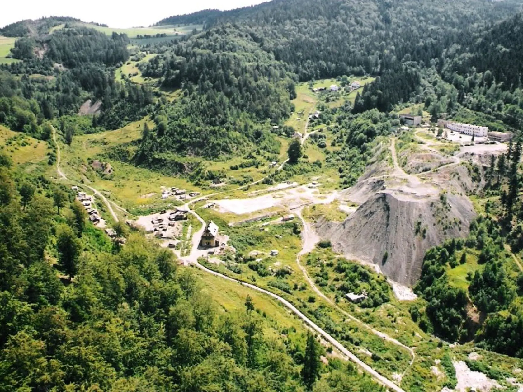 Letecký záber na rómsku osadu v Rudňanoch.