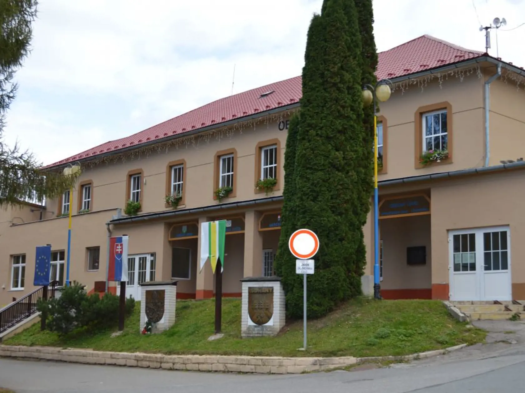 Budova obecného úradu v Rudňanoch.