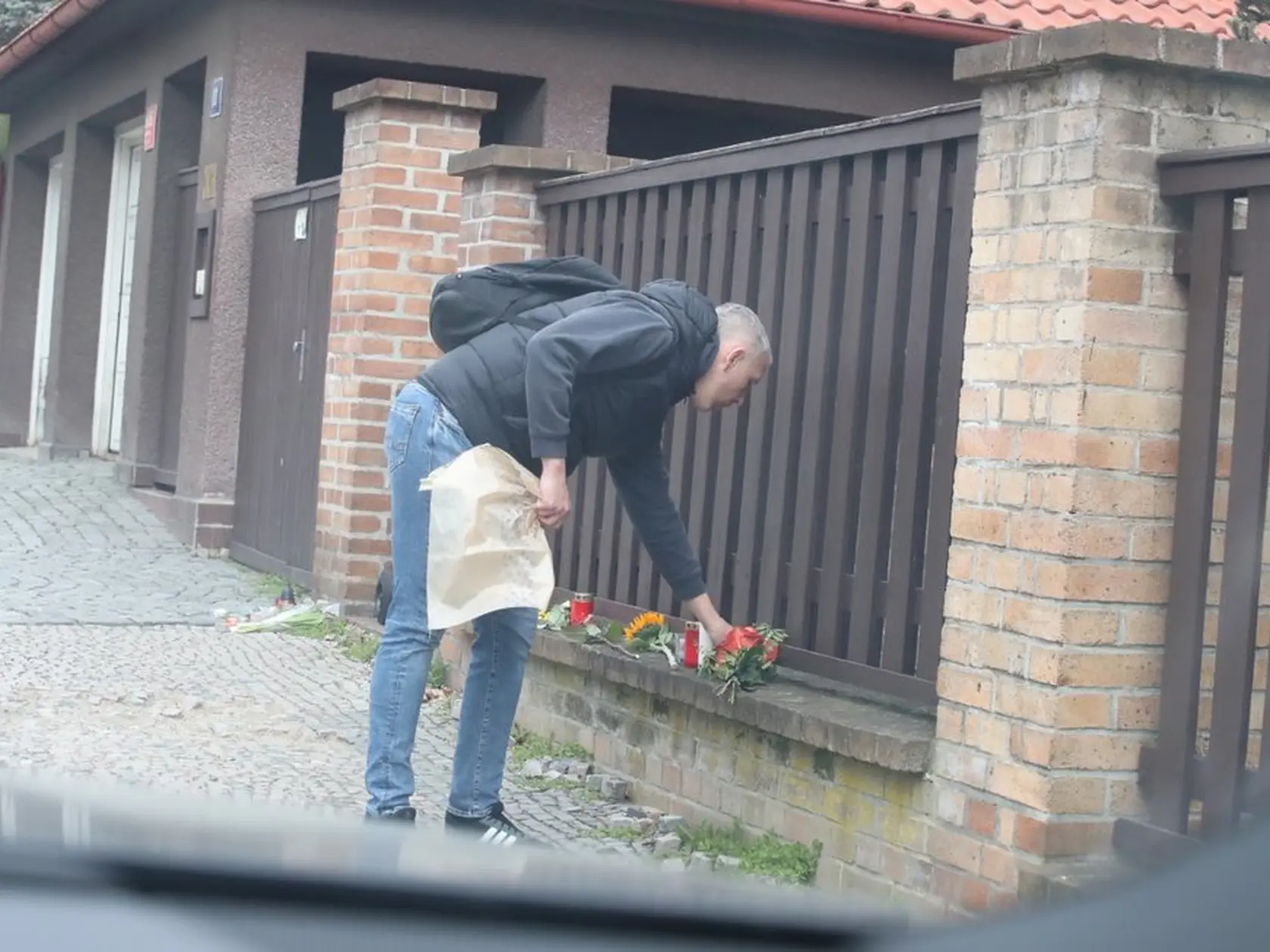 Ľudia vytvorili pred domom Slováčkovcov pietne miesto.